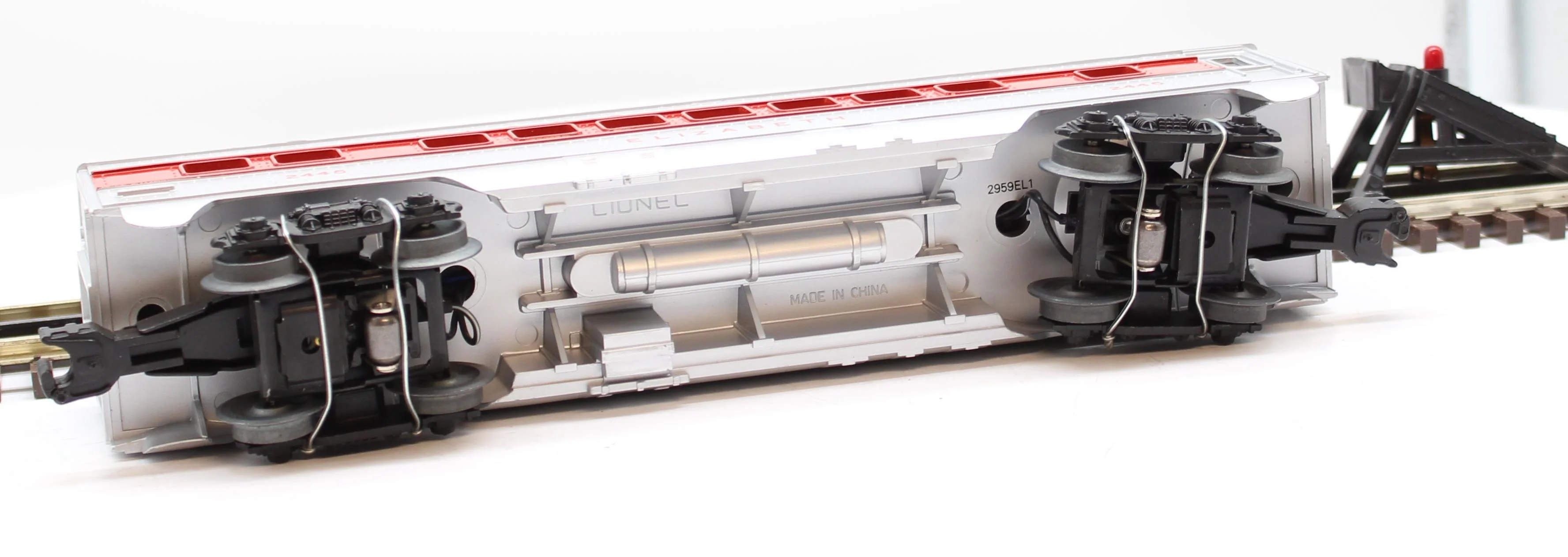 LIONEL LL Elisabeth Streamline Coach-Red Stripe Illuminated Passenger Car 6-2445 O SCALE Like New - Image 8