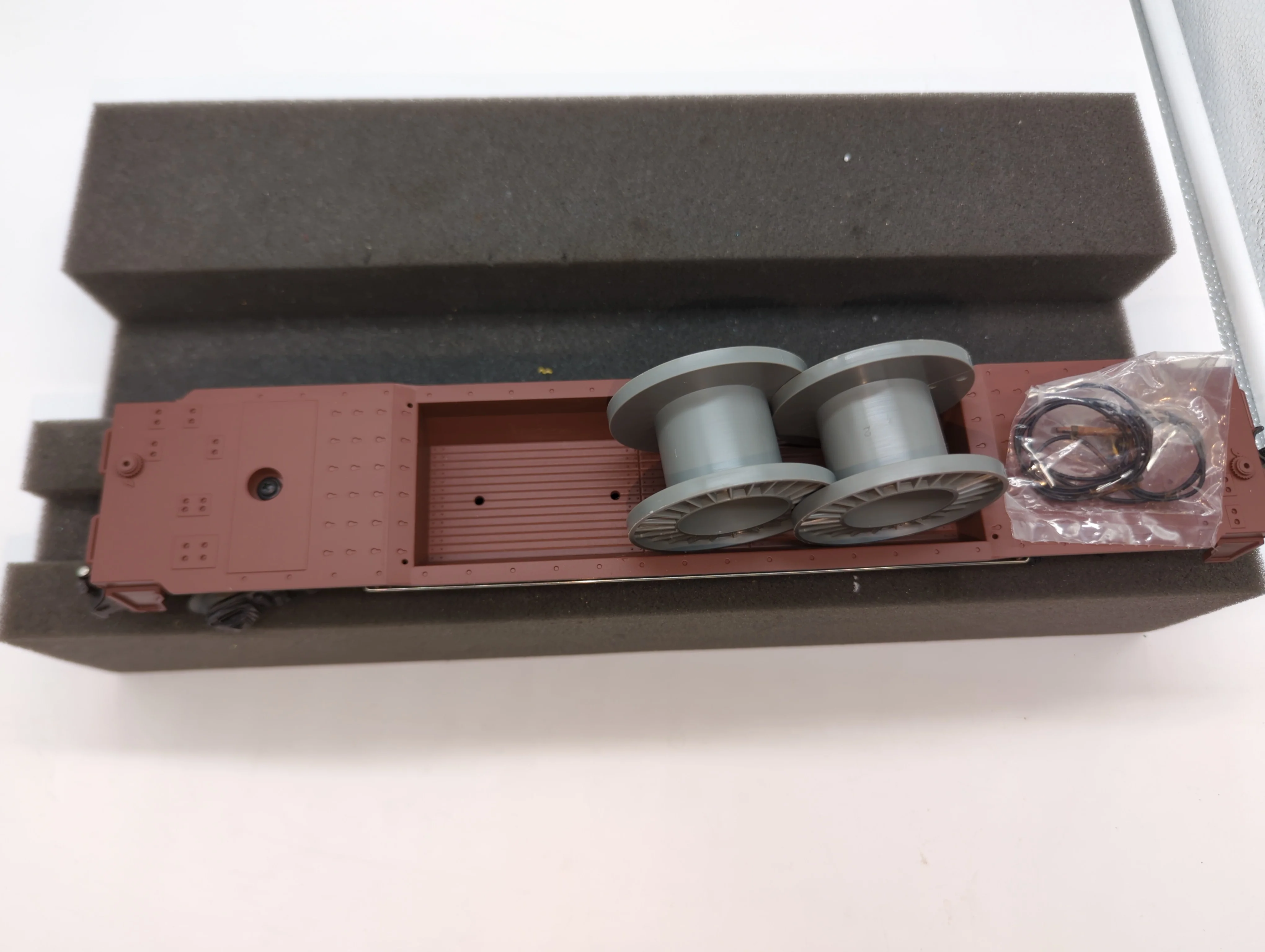 Lionel Pennsylvania F9 well car with cable reels 6-16983 O gauge train freight PRR O SCALE Like New - Image 2