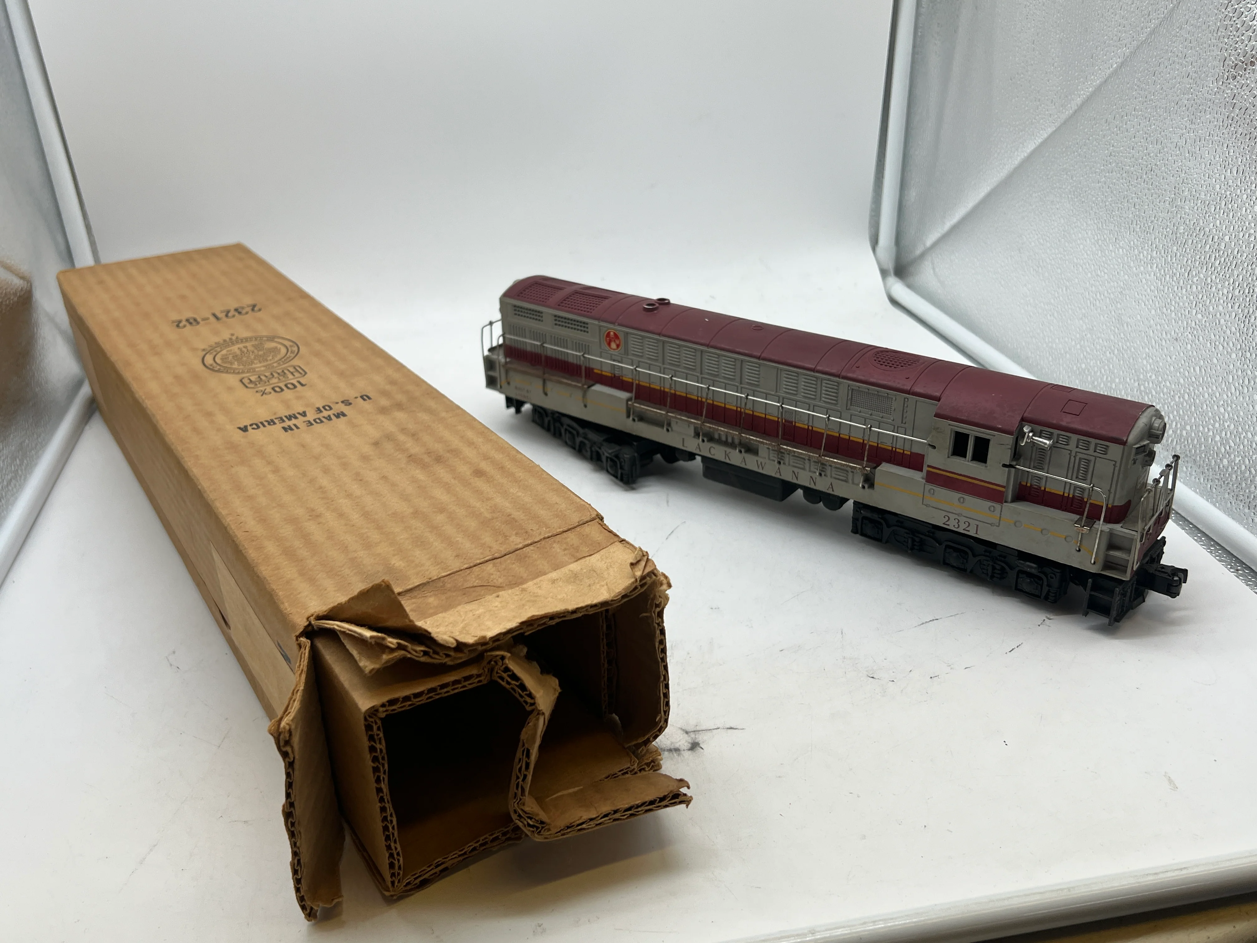 Lionel POSTWAR 2321 LACKAWANNA TRAINMASTER DIESEL LOCOMOTIVE MAROON ROOF O SCALE Used Damaged Box - Image 10
