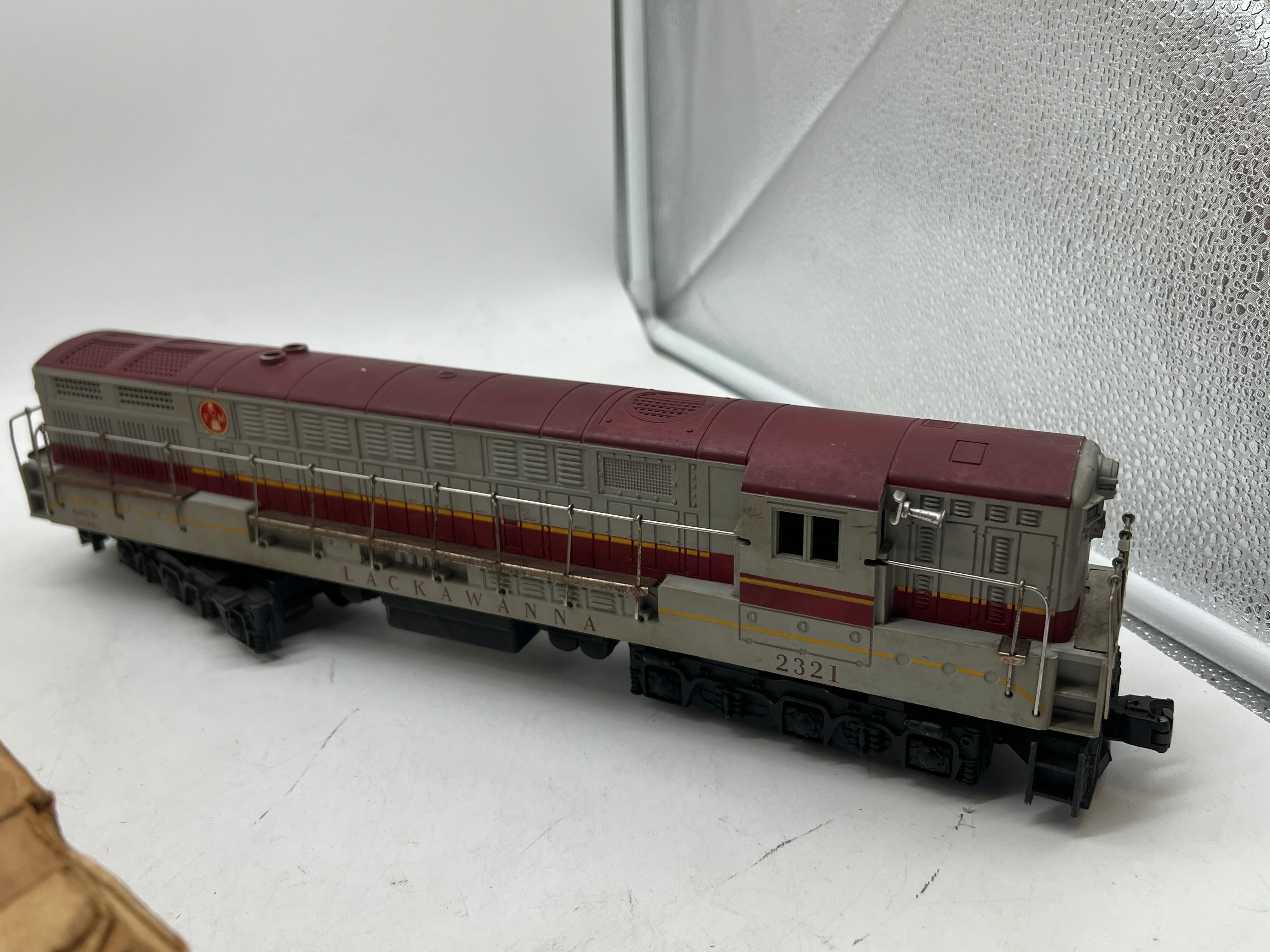 Lionel POSTWAR 2321 LACKAWANNA TRAINMASTER DIESEL LOCOMOTIVE MAROON ROOF O SCALE Used Damaged Box - Image 11