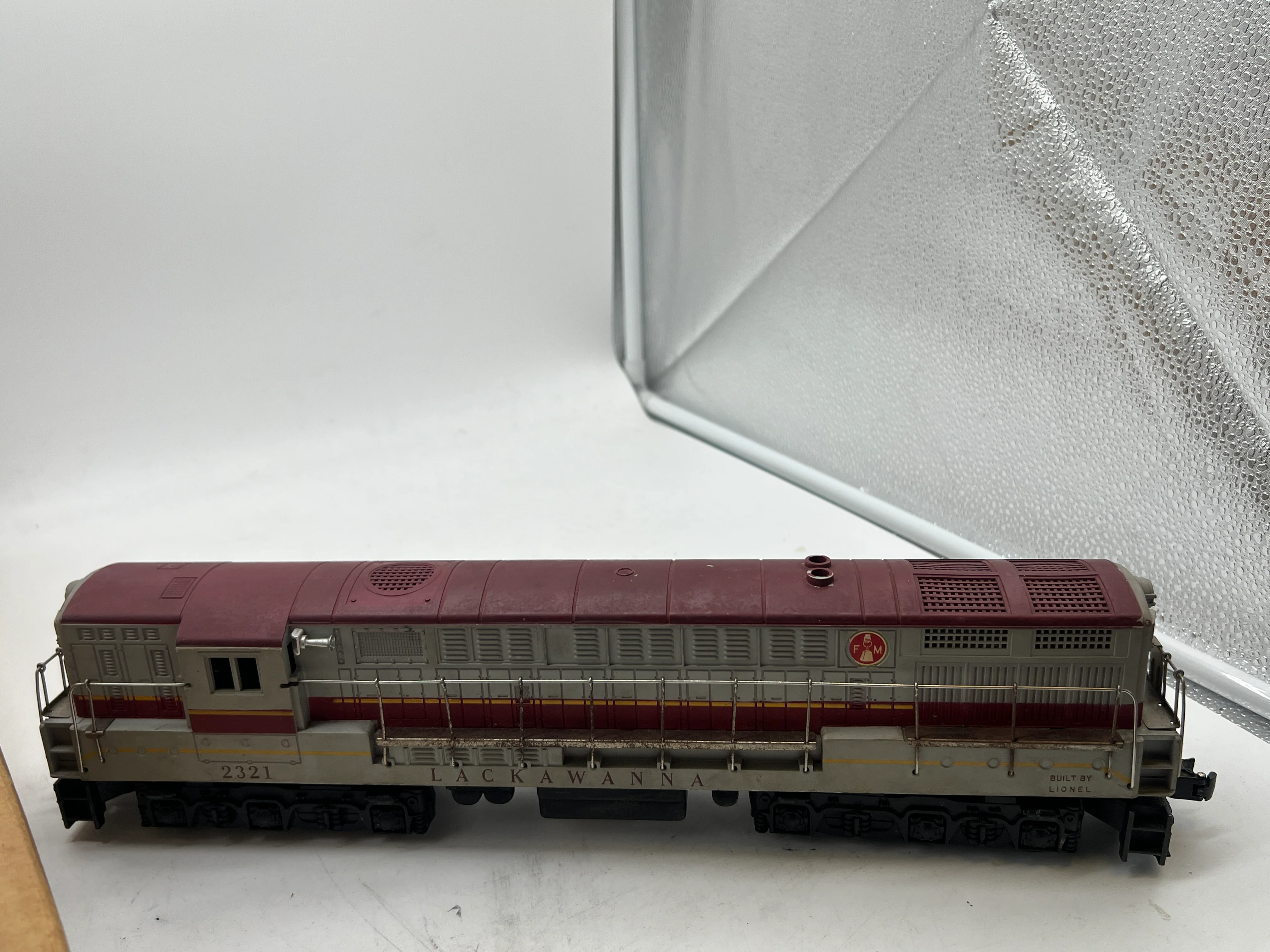 Lionel POSTWAR 2321 LACKAWANNA TRAINMASTER DIESEL LOCOMOTIVE MAROON ROOF O SCALE Used Damaged Box - Image 15