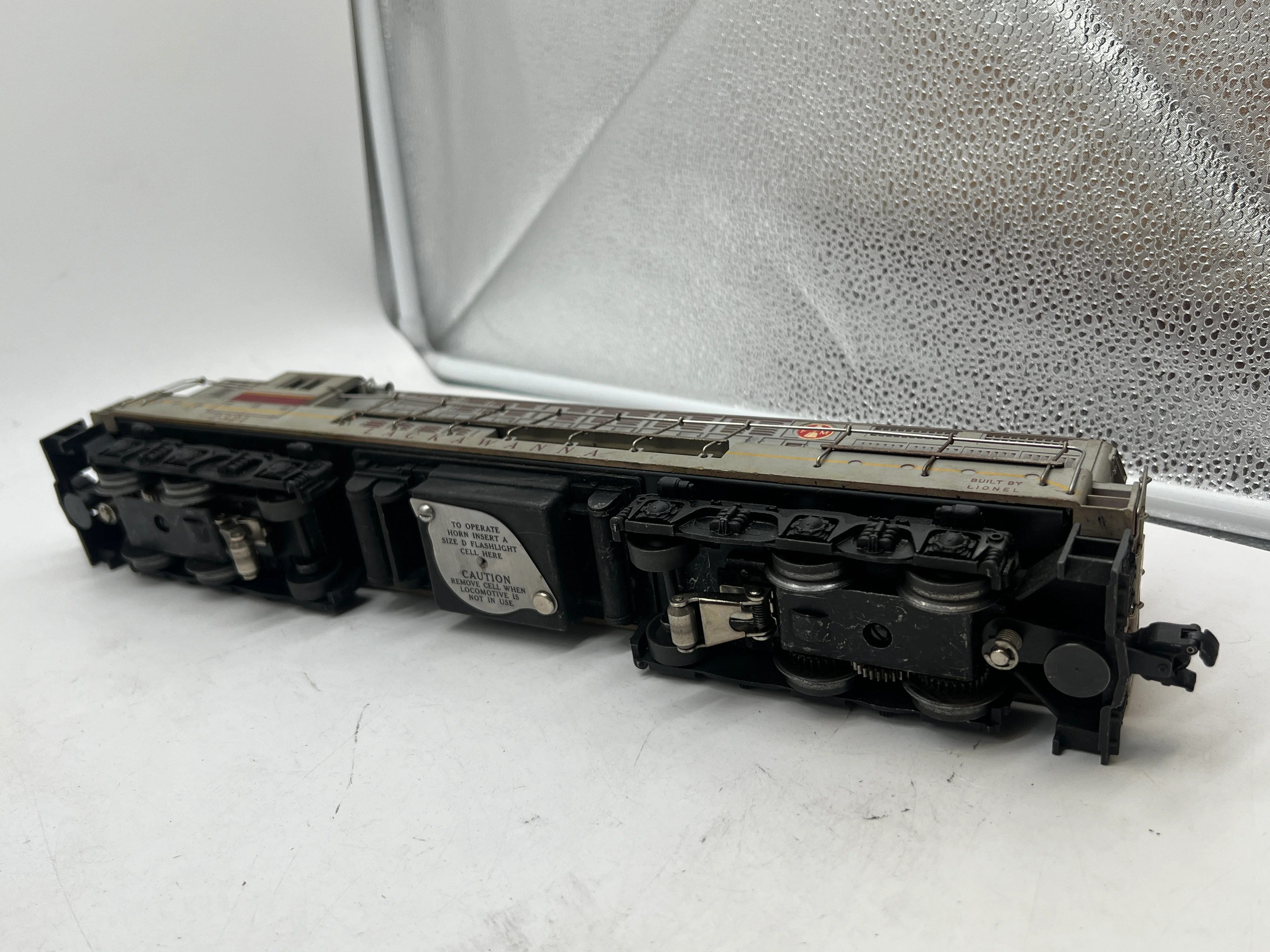 Lionel POSTWAR 2321 LACKAWANNA TRAINMASTER DIESEL LOCOMOTIVE MAROON ROOF O SCALE Used Damaged Box - Image 16