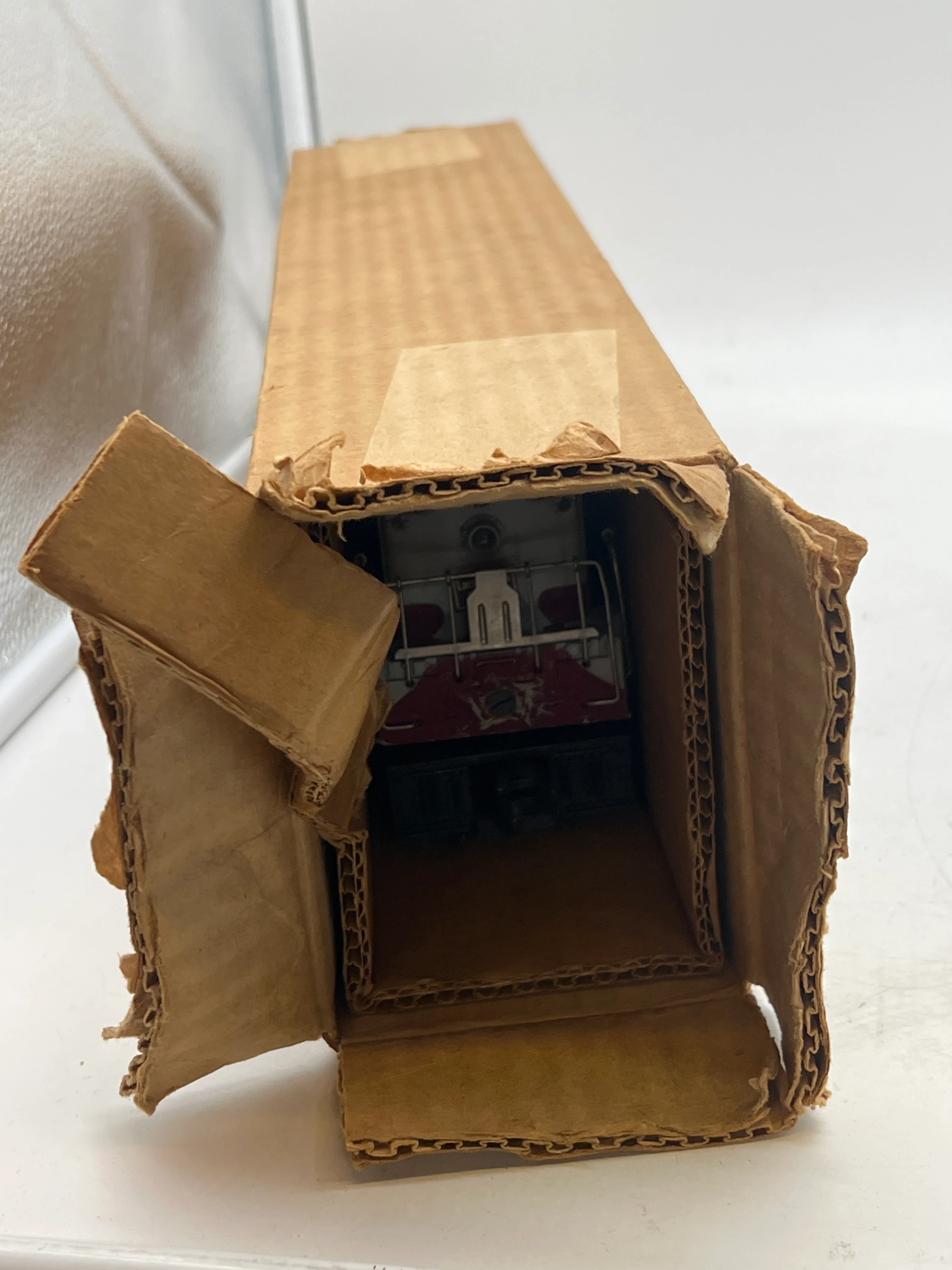 Lionel POSTWAR 2321 LACKAWANNA TRAINMASTER DIESEL LOCOMOTIVE MAROON ROOF O SCALE Used Damaged Box - Image 2