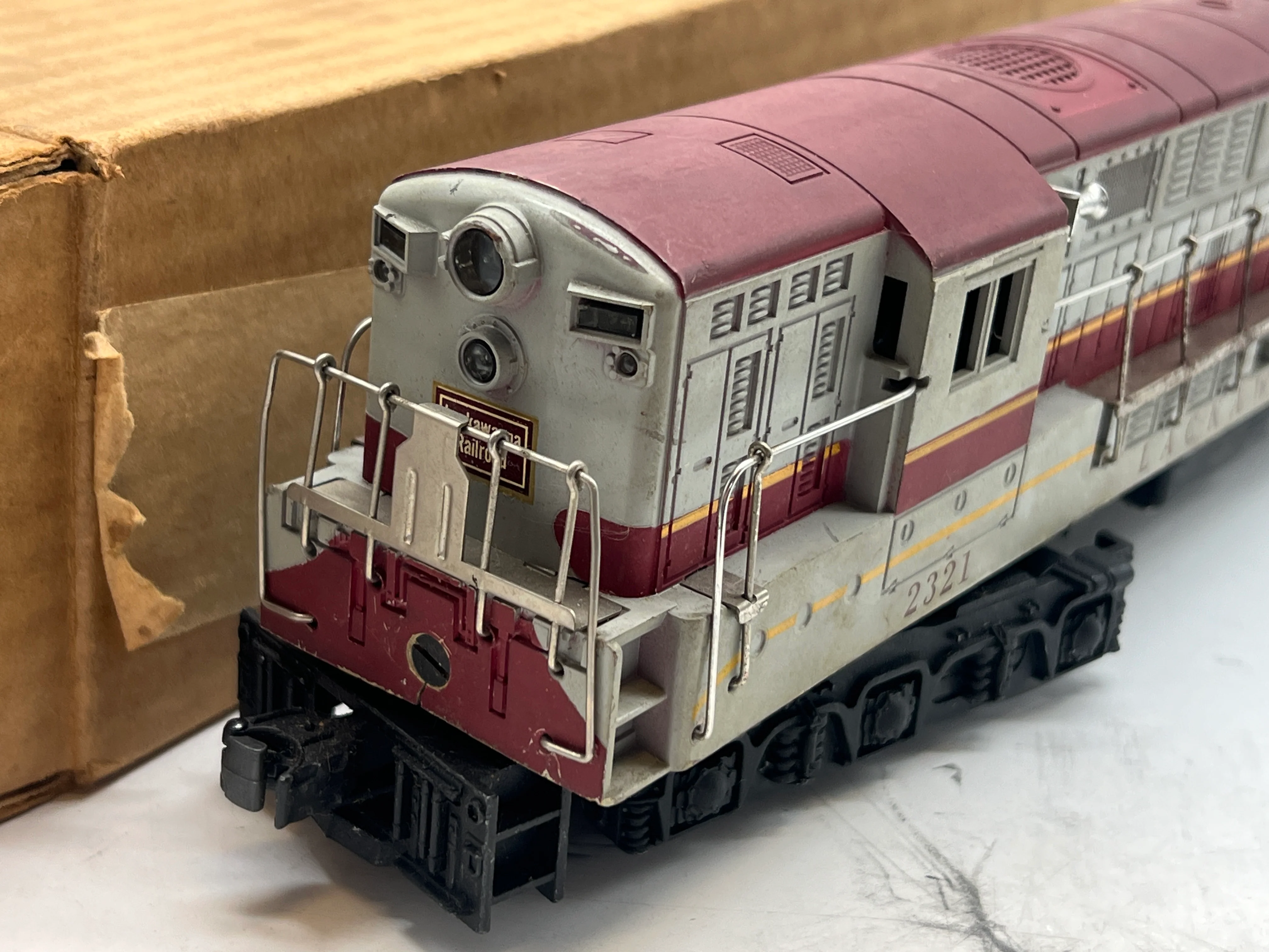 Lionel POSTWAR 2321 LACKAWANNA TRAINMASTER DIESEL LOCOMOTIVE MAROON ROOF O SCALE Used Damaged Box - Image 4