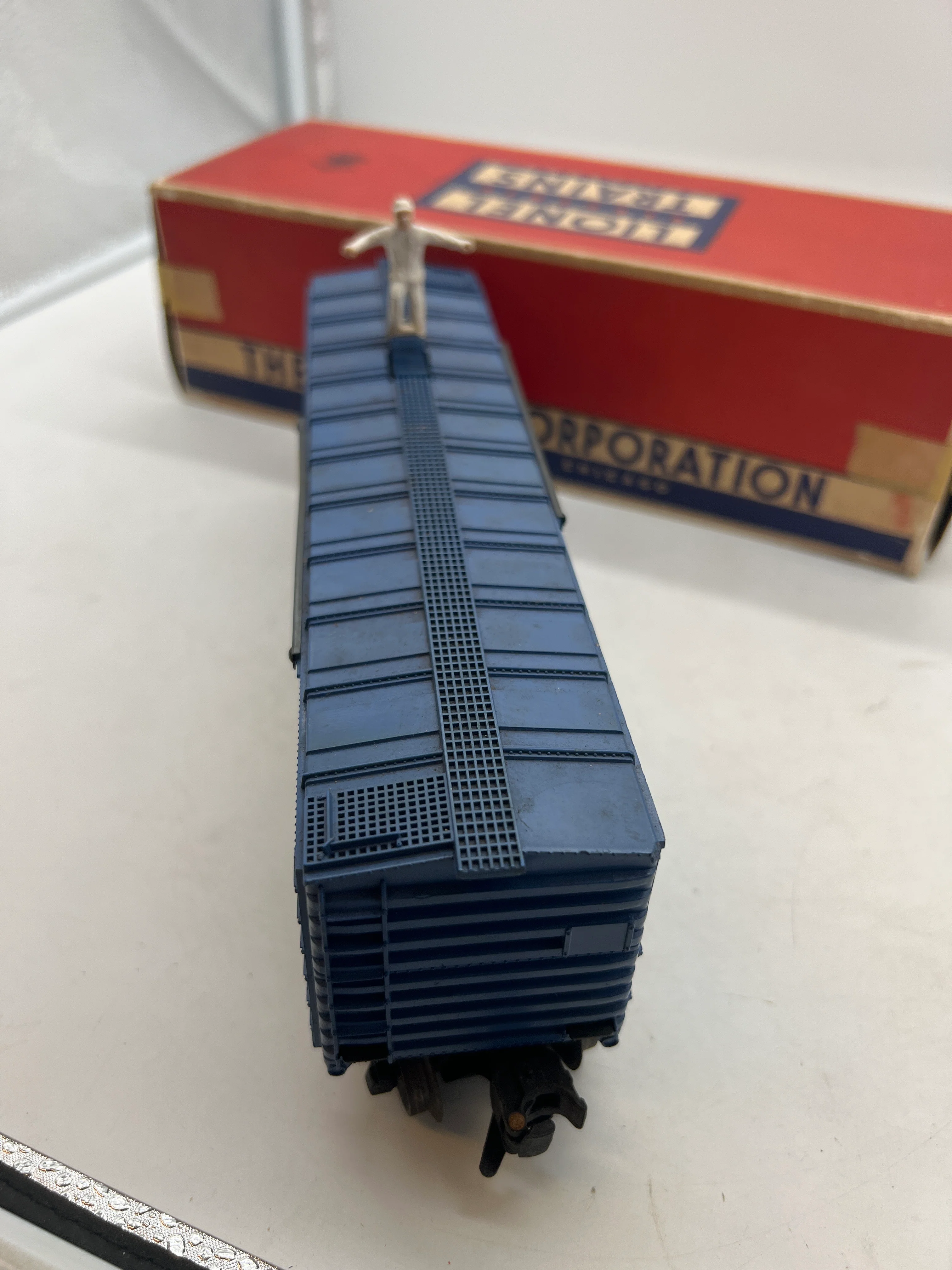 LIONEL POSTWAR 3424 BLUE WABASH BOXCAR OPERATING BRAKEMAN W/ FIGURE O SCALE Used as is Excellent Damaged Box - Image 2