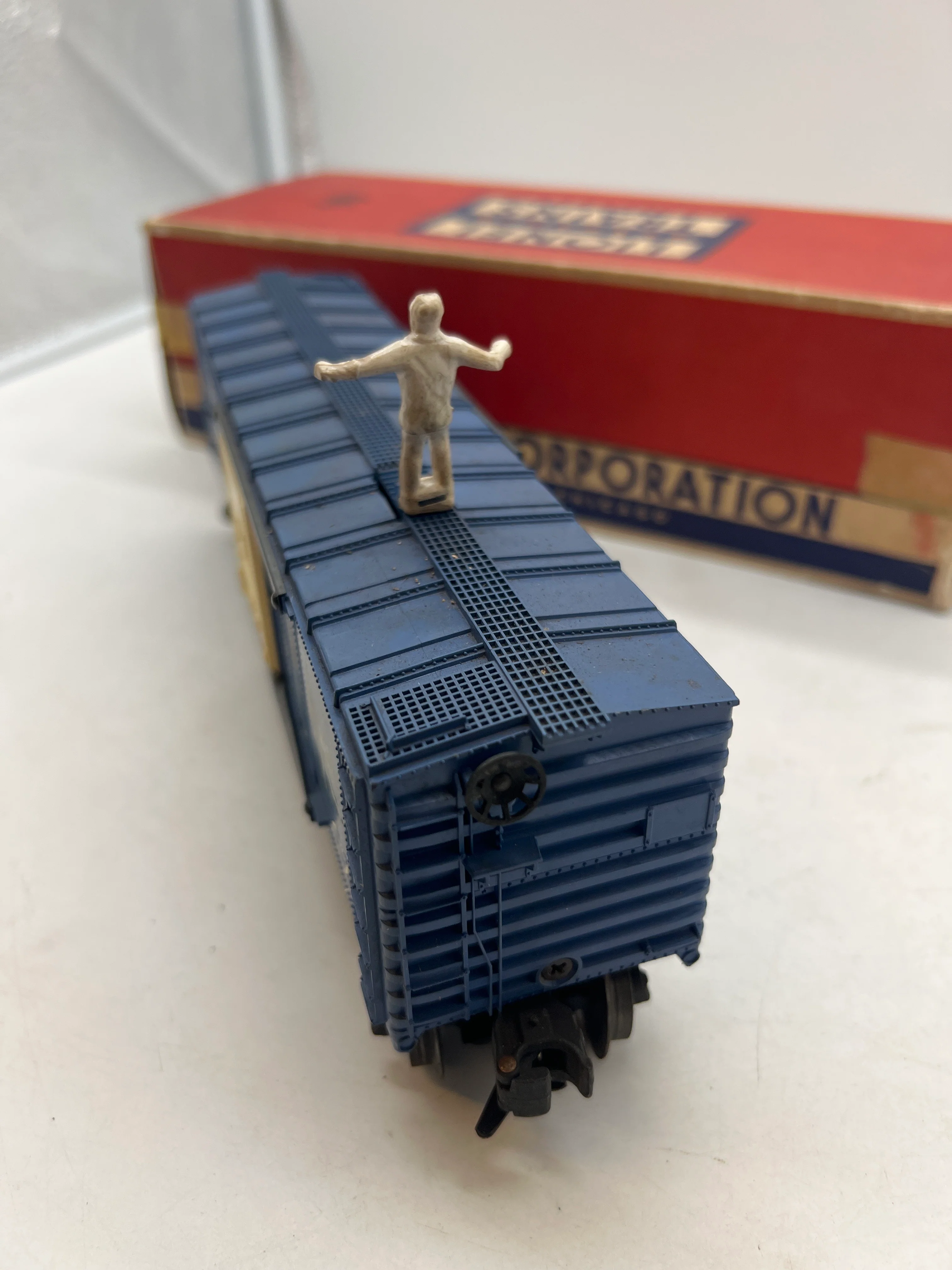 LIONEL POSTWAR 3424 BLUE WABASH BOXCAR OPERATING BRAKEMAN W/ FIGURE O SCALE Used as is Excellent Damaged Box - Image 4