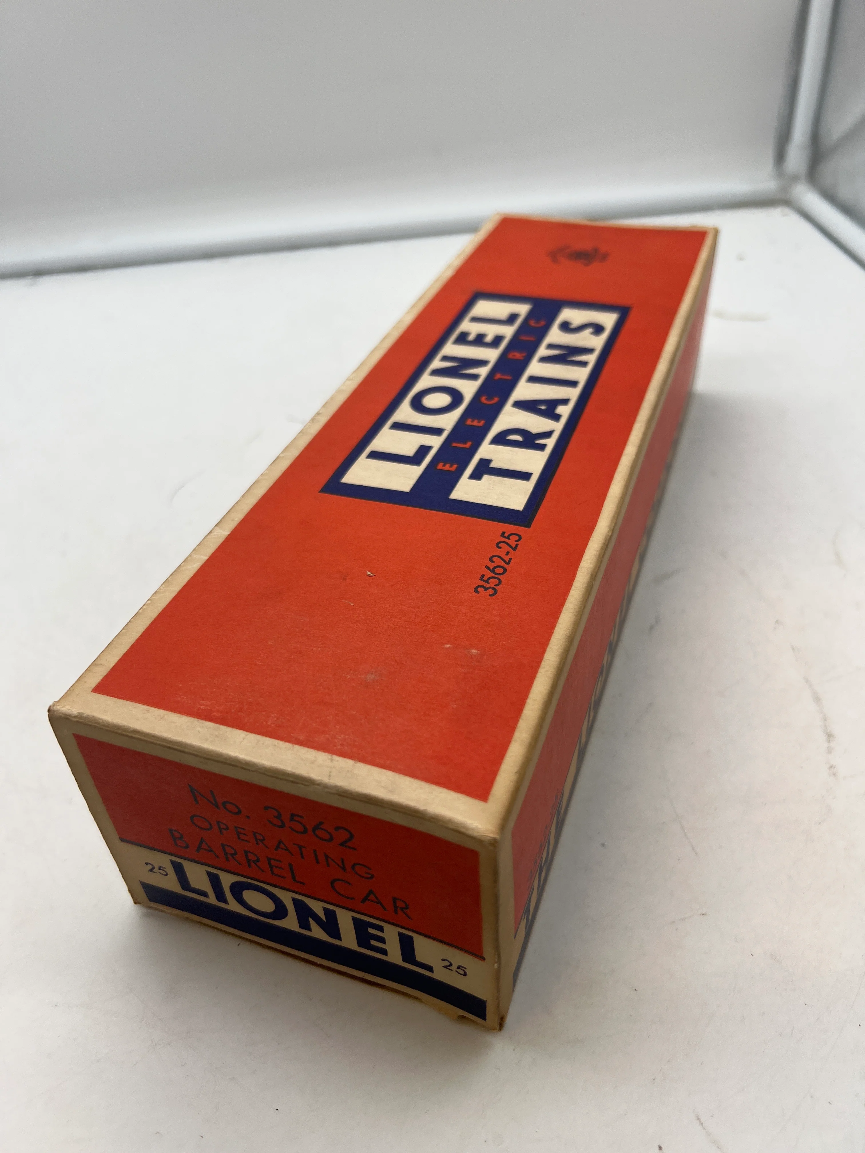 LIONEL POSTWAR 3562-25 ATSF OPERATING BARREL CAR (GRAY) W 6 BARRELS- MISSING FIGURE AND BIN-- AS IS-- O SCALE Used Excellent - Image 13