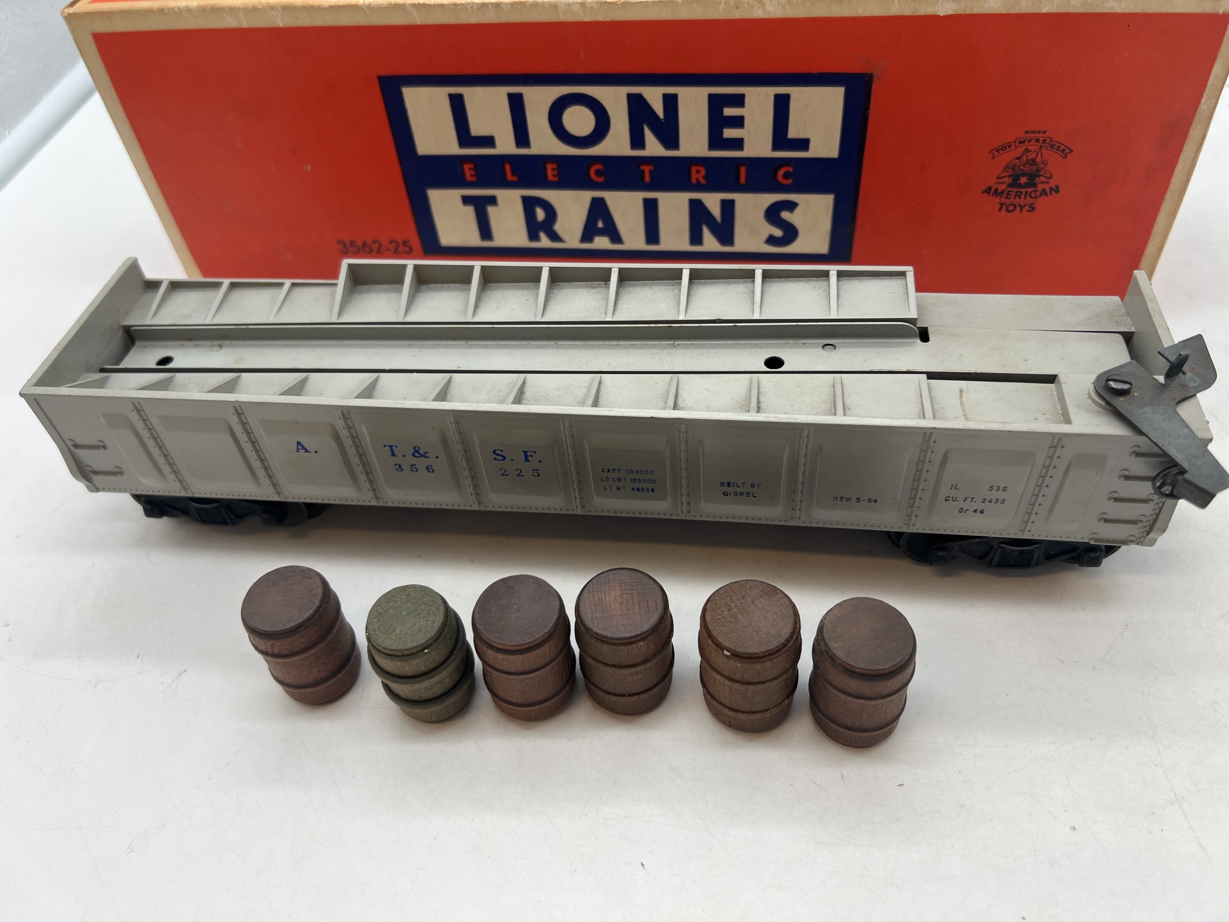 LIONEL POSTWAR 3562-25 ATSF OPERATING BARREL CAR (GRAY) W 6 BARRELS- MISSING FIGURE AND BIN-- AS IS-- O SCALE Used Excellent - Image 2