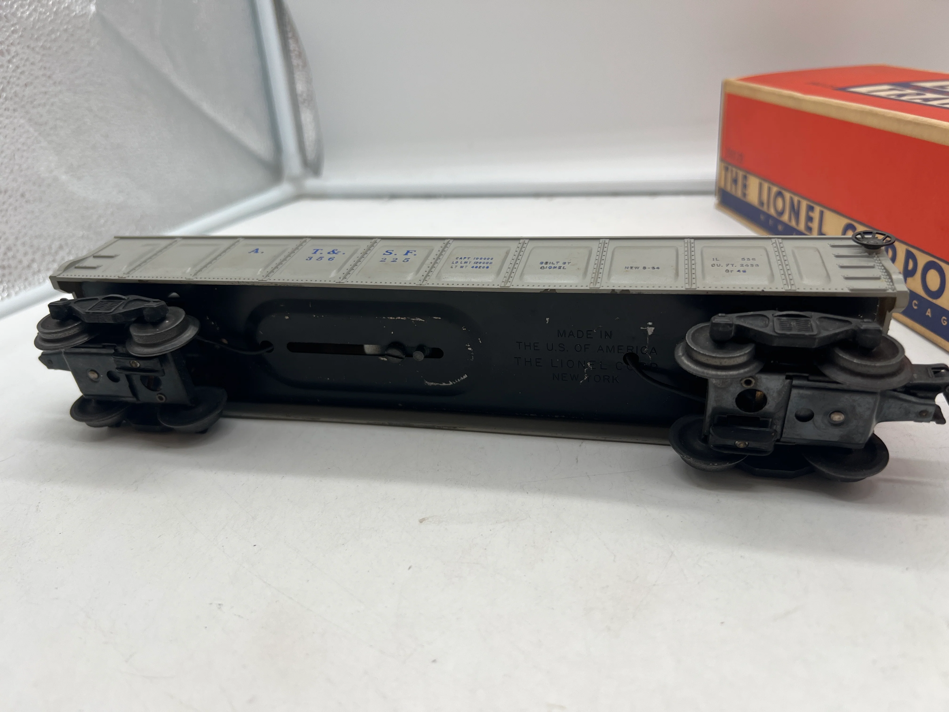 LIONEL POSTWAR 3562-25 ATSF OPERATING BARREL CAR (GRAY) W 6 BARRELS- MISSING FIGURE AND BIN-- AS IS-- O SCALE Used Excellent - Image 4