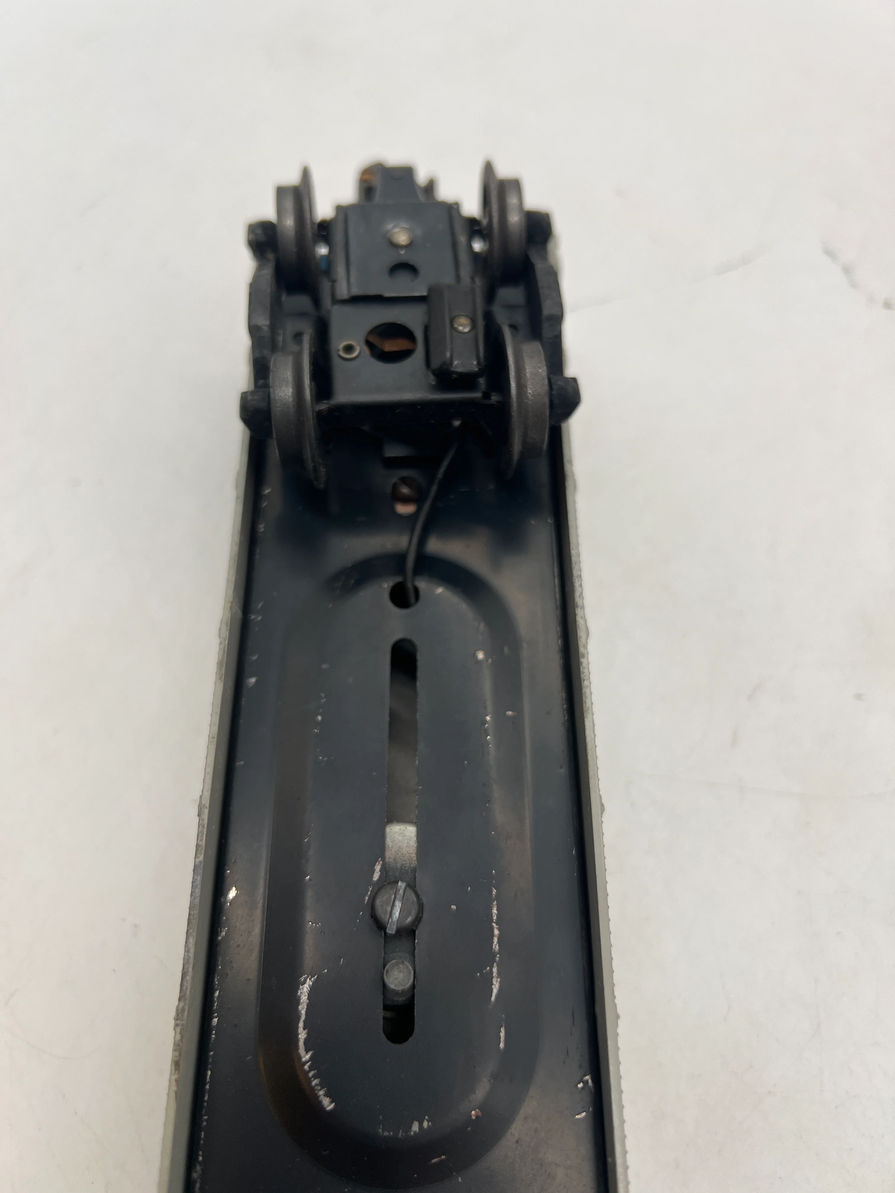 LIONEL POSTWAR 3562-25 ATSF OPERATING BARREL CAR (GRAY) W 6 BARRELS- MISSING FIGURE AND BIN-- AS IS-- O SCALE Used Excellent - Image 6
