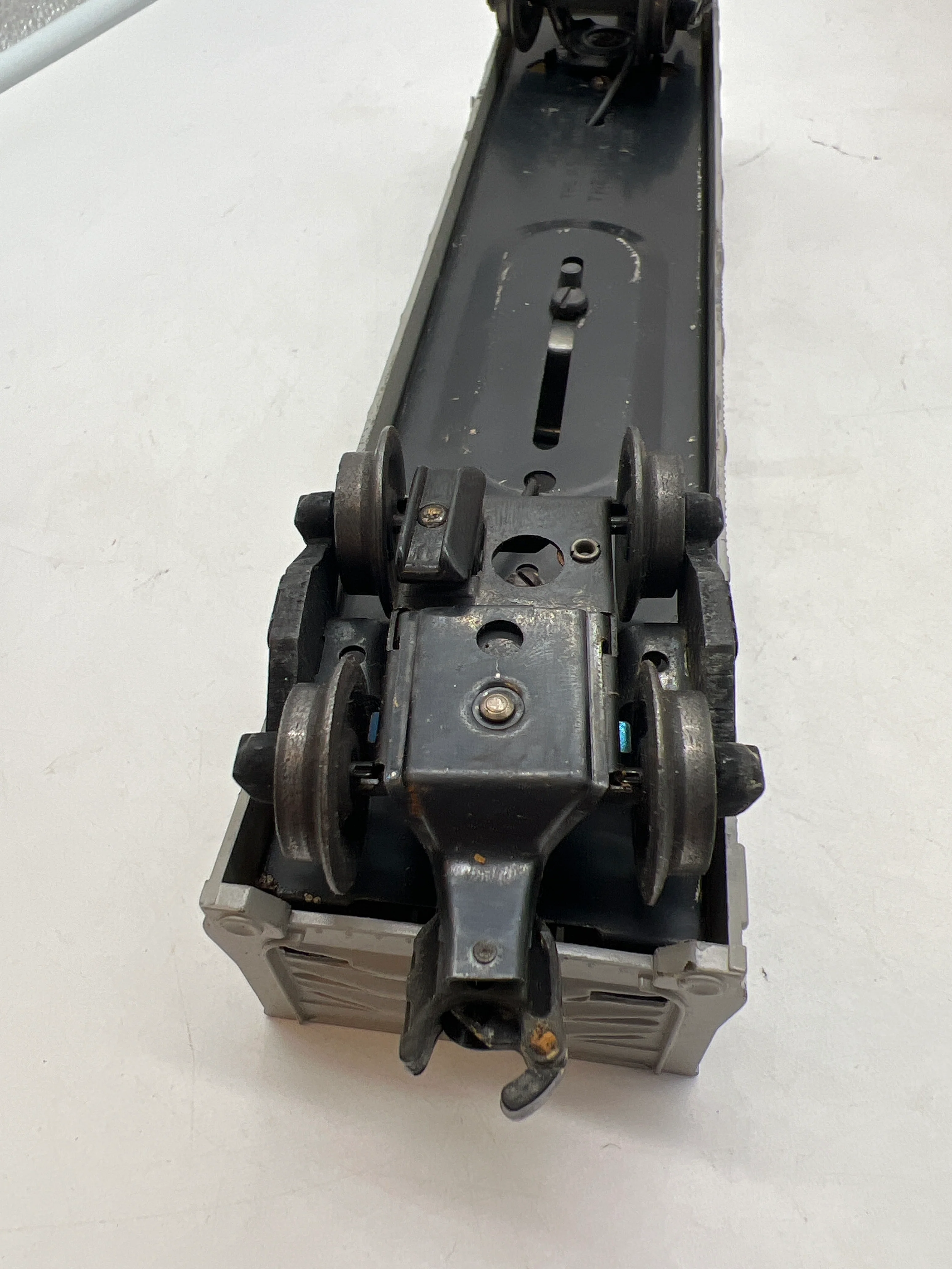 LIONEL POSTWAR 3562-25 ATSF OPERATING BARREL CAR (GRAY) W 6 BARRELS- MISSING FIGURE AND BIN-- AS IS-- O SCALE Used Excellent - Image 7