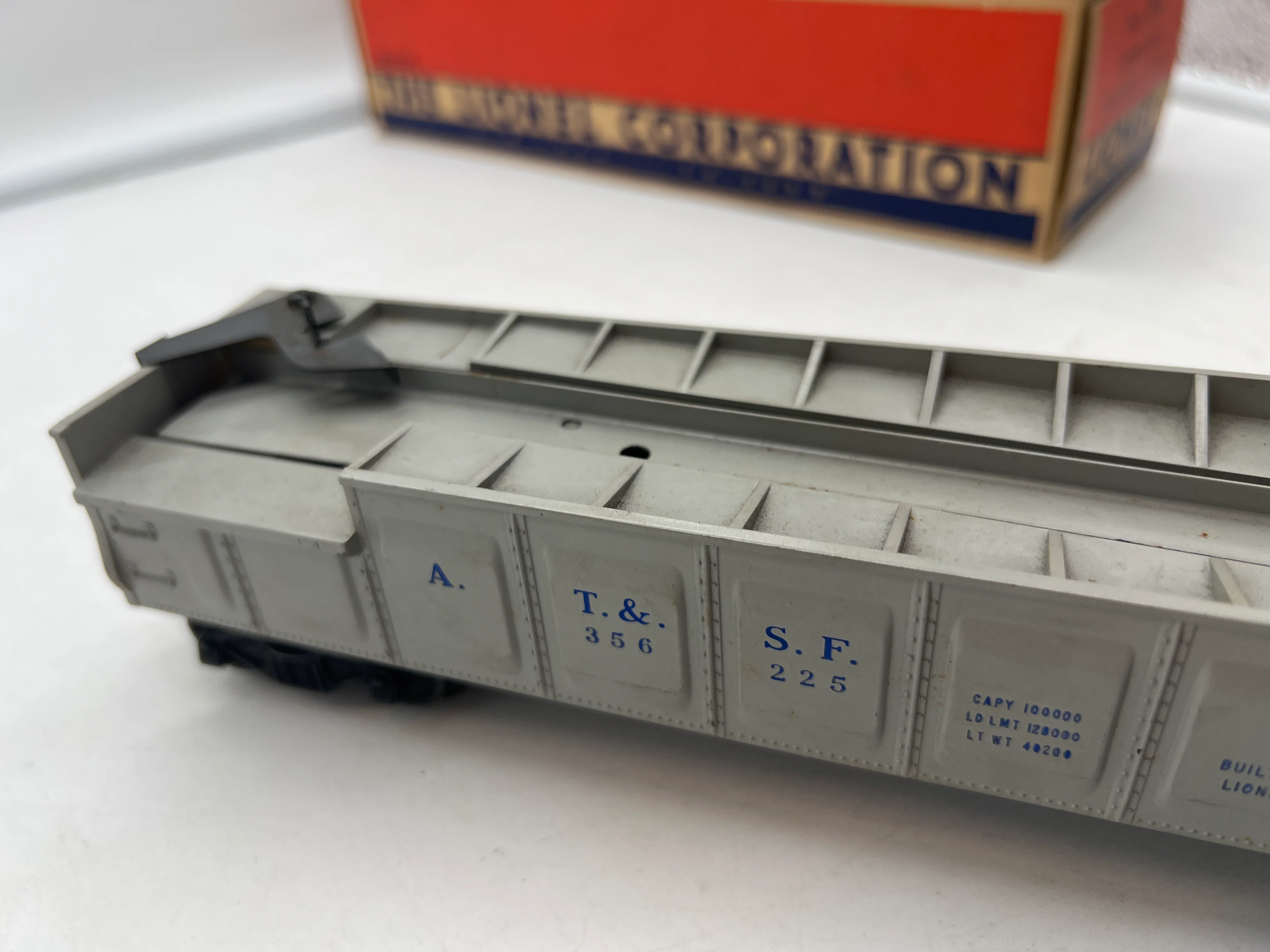 LIONEL POSTWAR 3562-25 ATSF OPERATING BARREL CAR (GRAY) W 6 BARRELS- MISSING FIGURE AND BIN-- AS IS-- O SCALE Used Excellent - Image 8