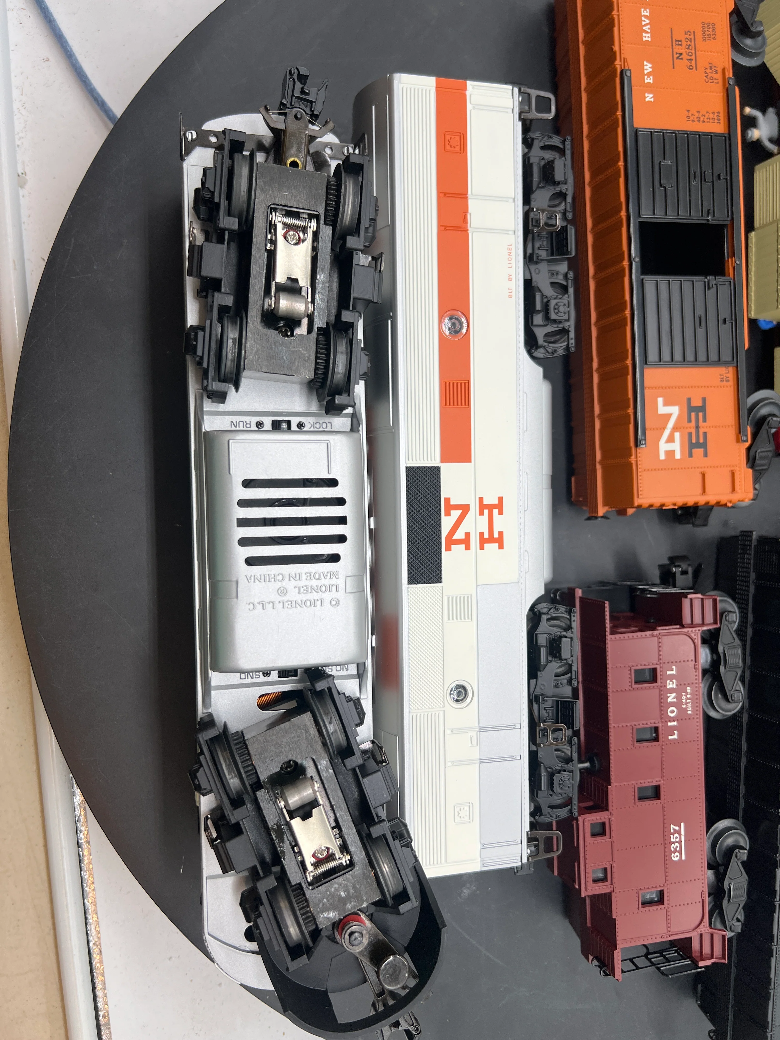 Lionel Postwar Celebration (remake) 6-38324 #2507W NEW HAVEN F3 DIESEL FREIGHT SET (CONVENTIONAL PWR & DMY A #2242) O SCALE Like New - Image 10
