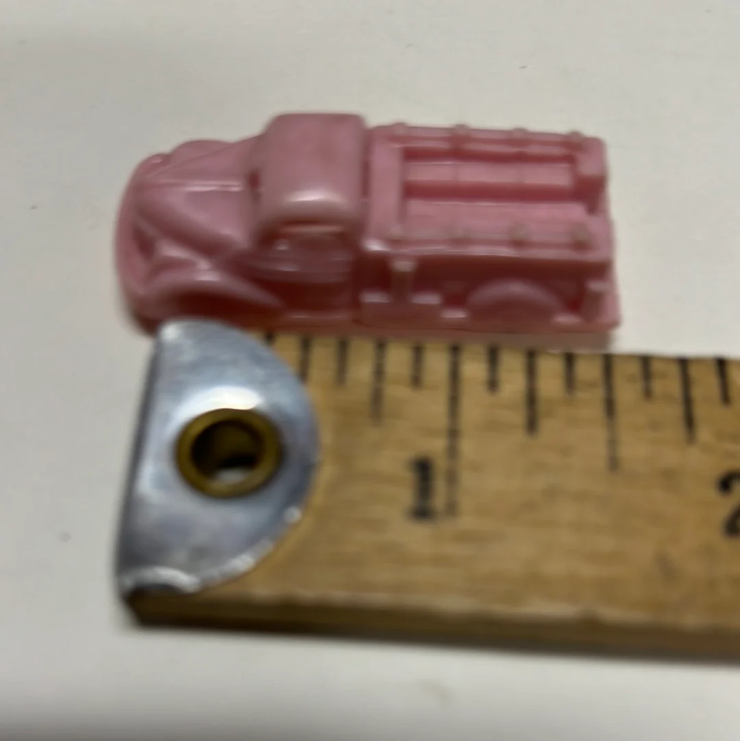 Lot of 4 1.5-2 in  pink plastic vintage cars - Image 5