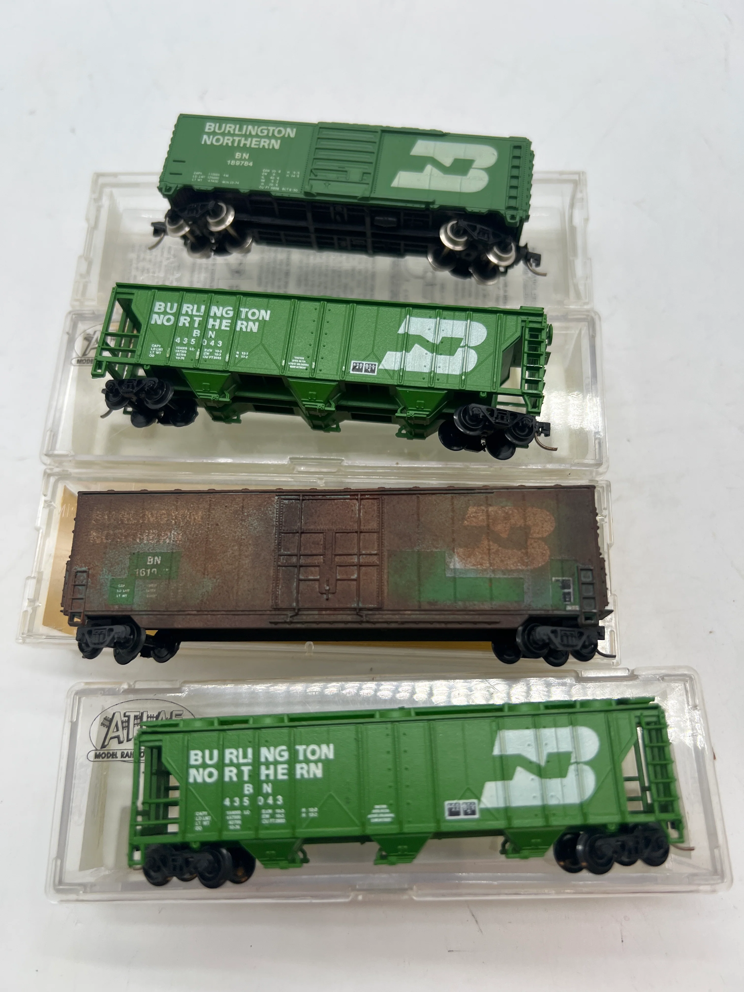 Lot of 4 Burlington Northern Cars N SCALE Like New