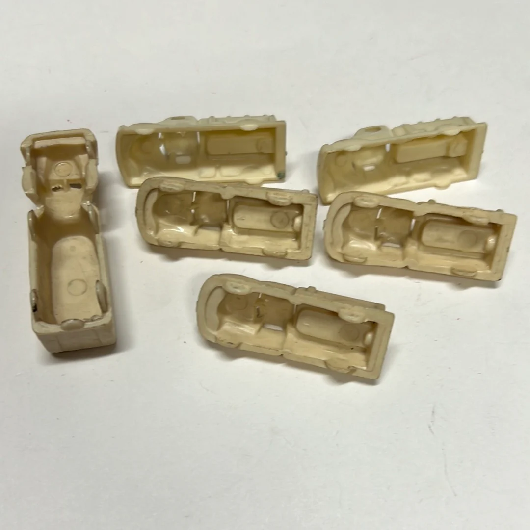 Lot of 6 1.5-2 in white plastic vintage cars - Image 2