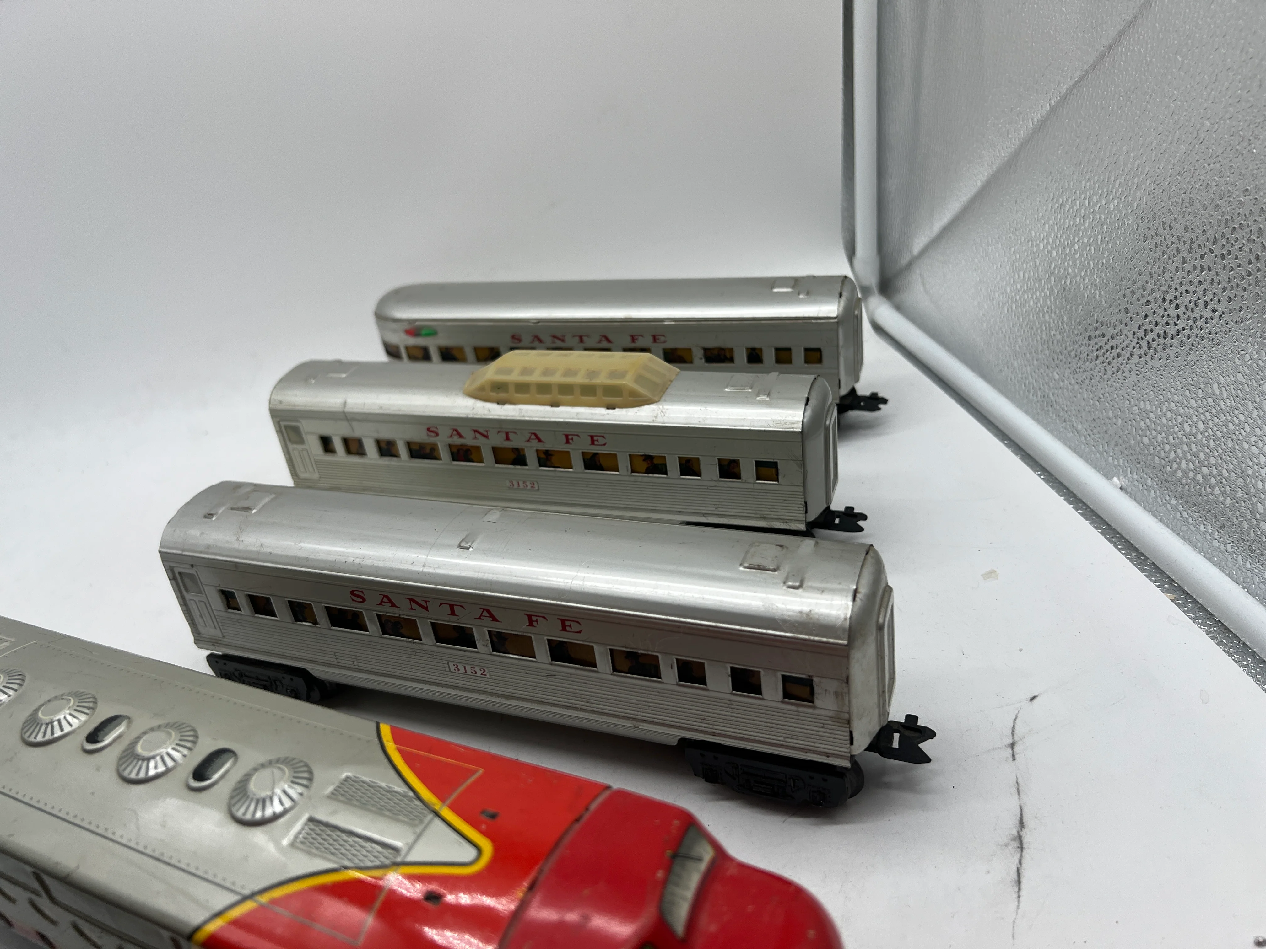 Marx Postwar 1095 Passenger set with 2 E7 AA Diesels (1 Pwd 1 nonpwd), 2 3152 coaches, 3197 observation car O SCALE Used as is No Box - Image 5