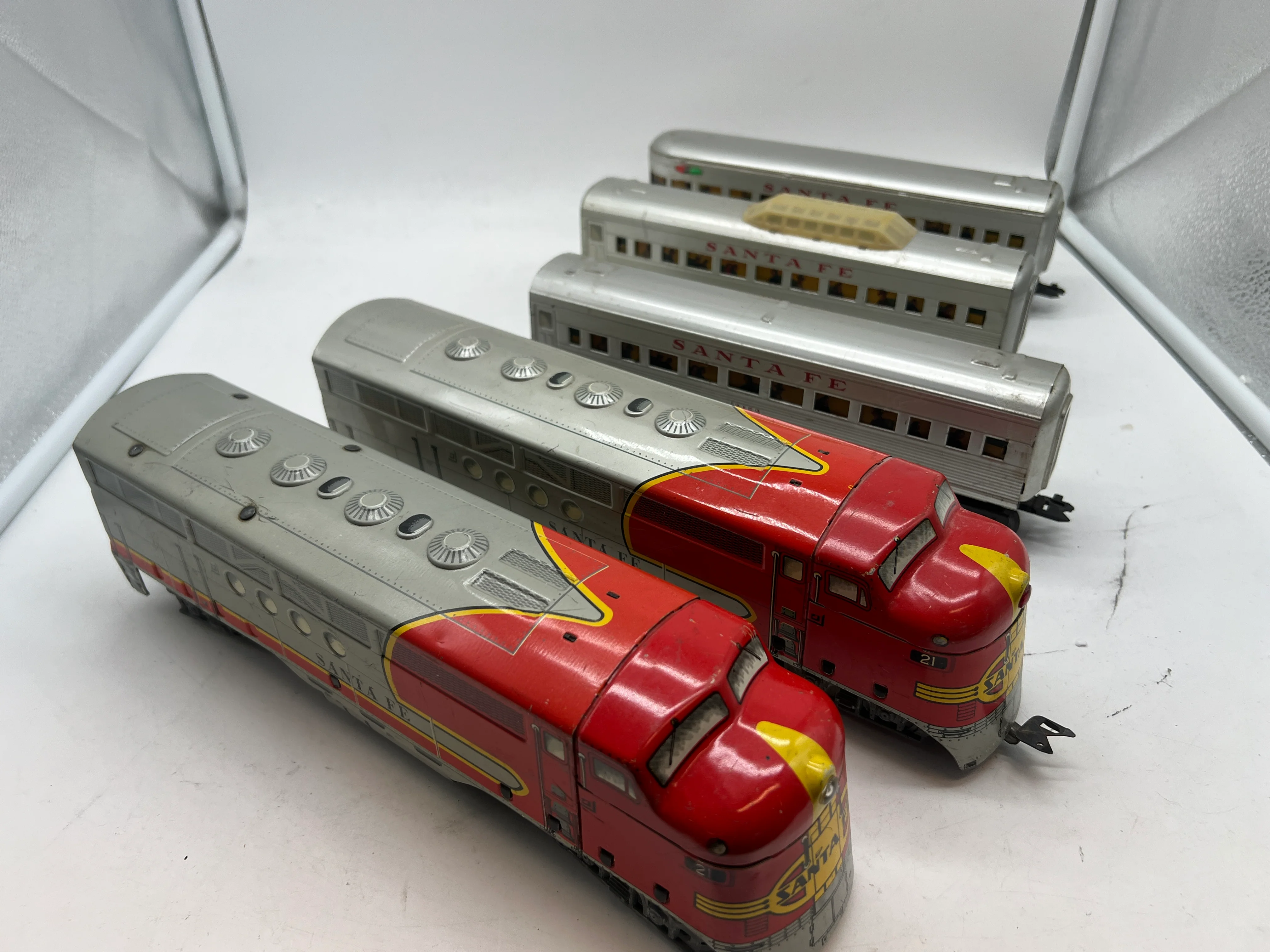 Marx Postwar 1095 Passenger set with 2 E7 AA Diesels (1 Pwd 1 nonpwd), 2 3152 coaches, 3197 observation car O SCALE Used as is No Box - Image 6