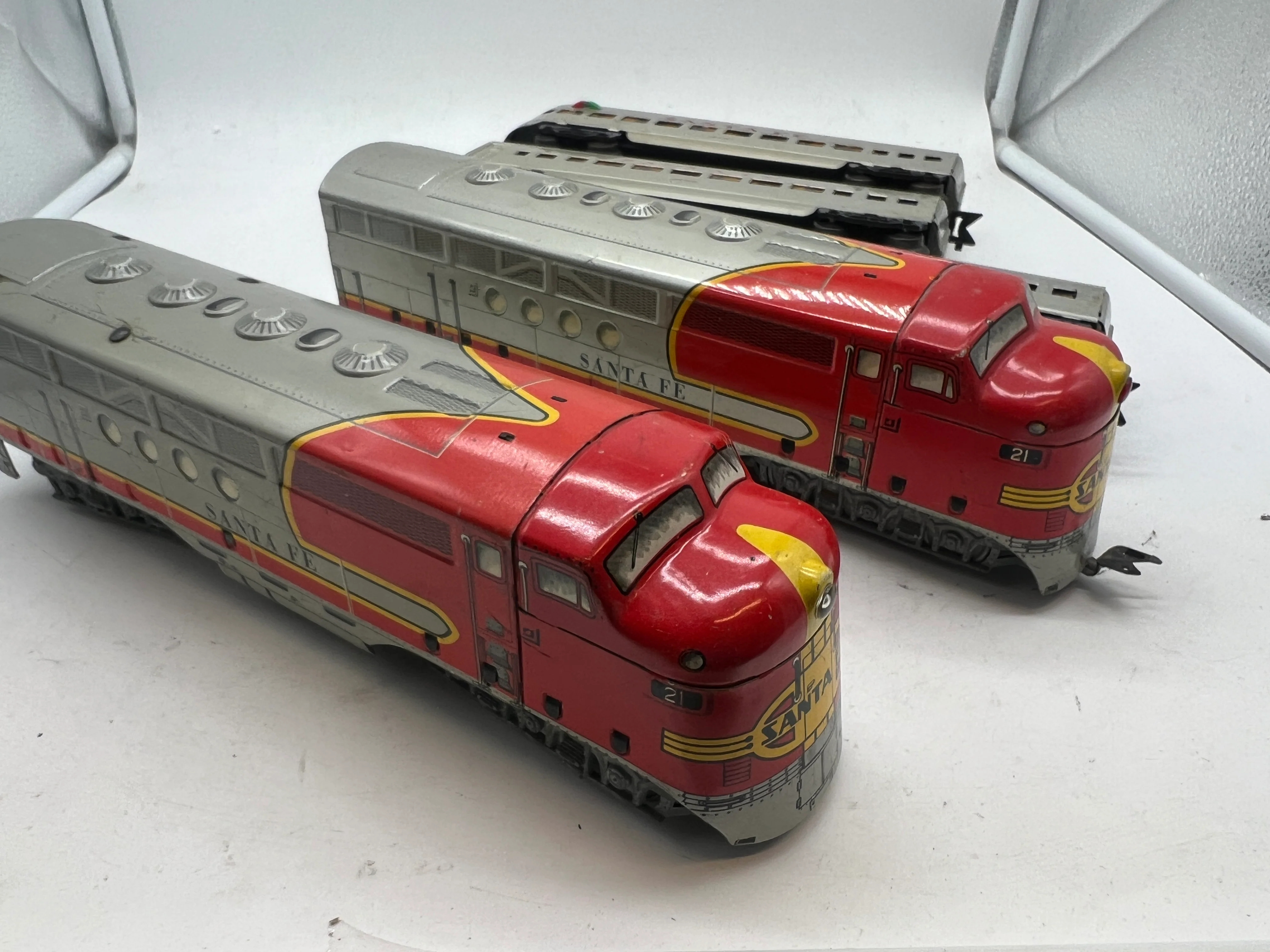 Marx Postwar 1095 Passenger set with 2 E7 AA Diesels (1 Pwd 1 nonpwd), 2 3152 coaches, 3197 observation car O SCALE Used as is No Box - Image 7