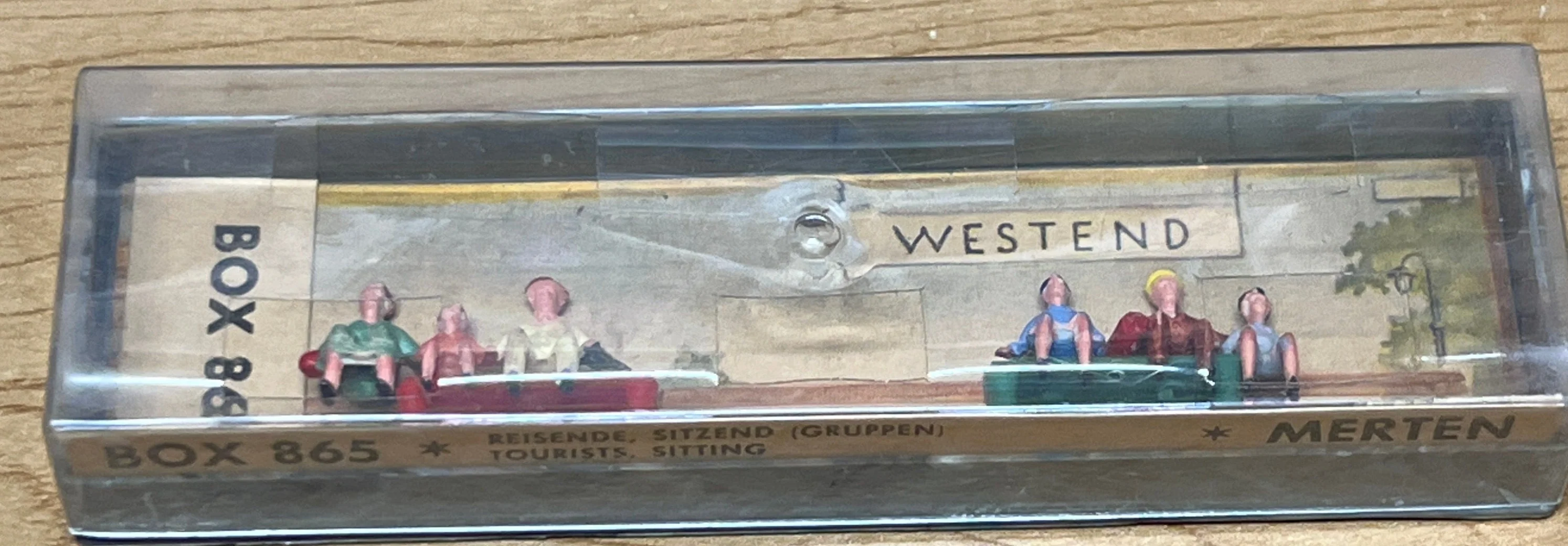 Merten 865 Sitting Tourists with Benches HO SCALE LN