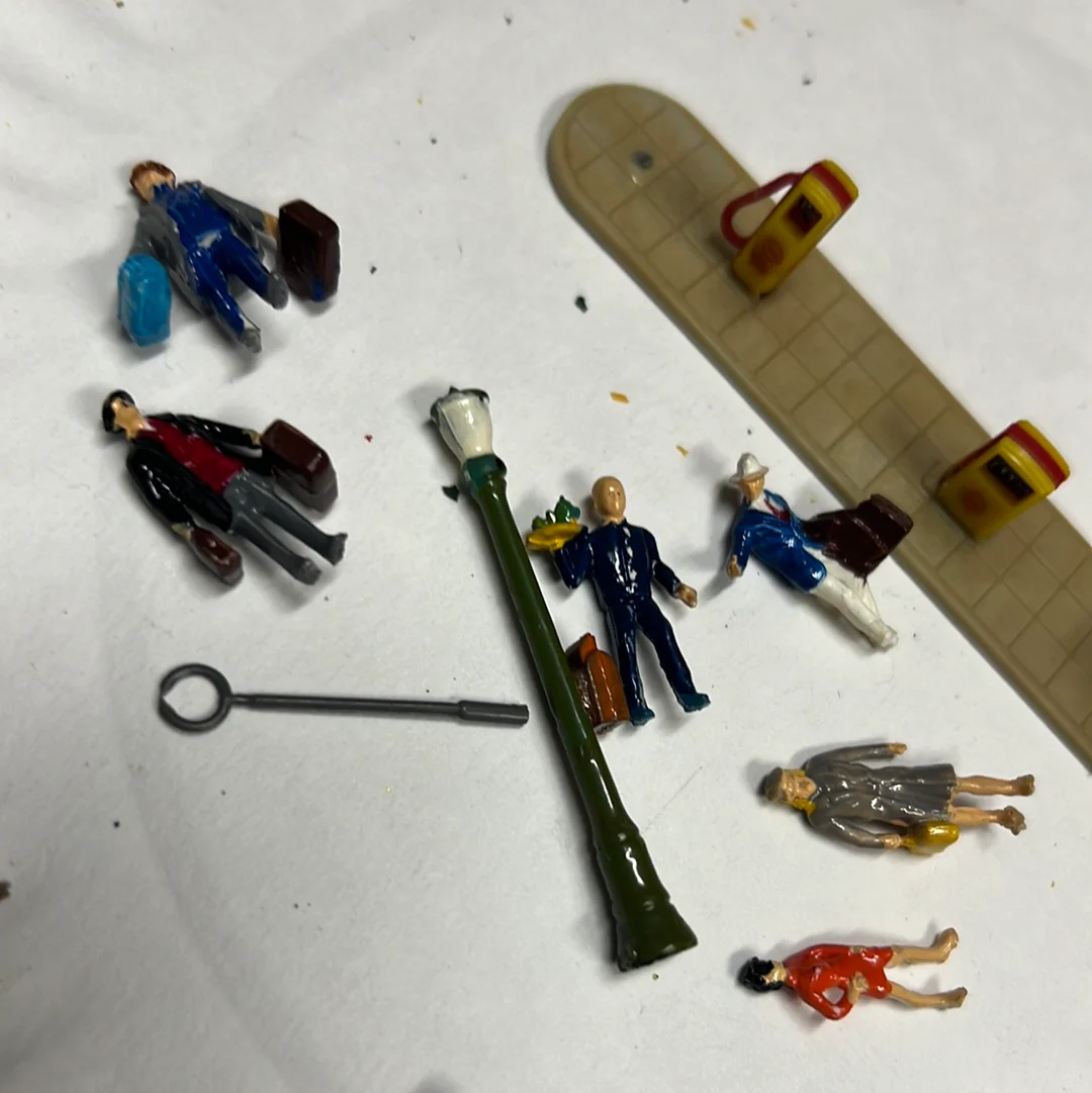 HO Scale figure pack Platform People - Image 2