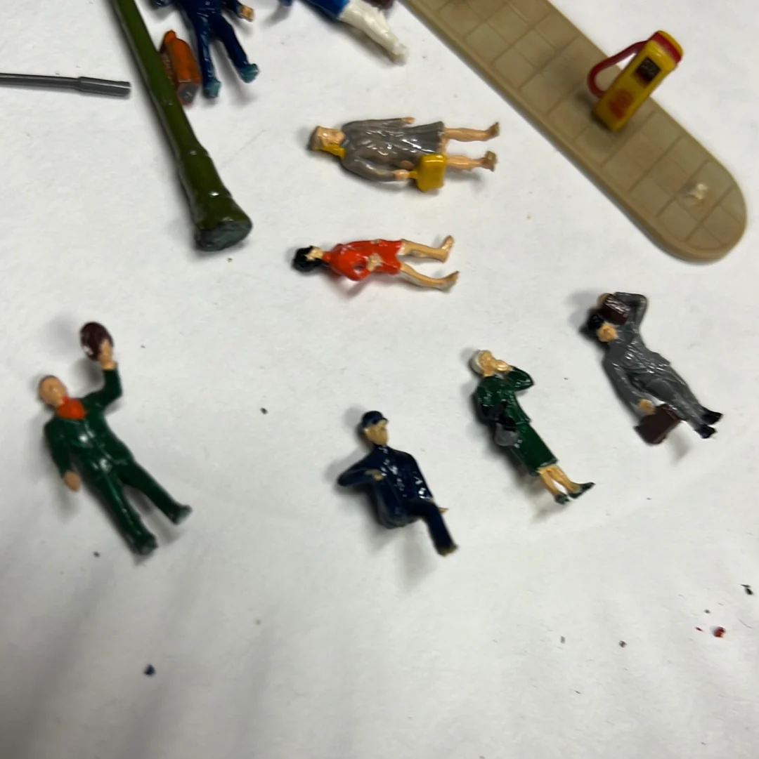 HO Scale figure pack Platform People - Image 3