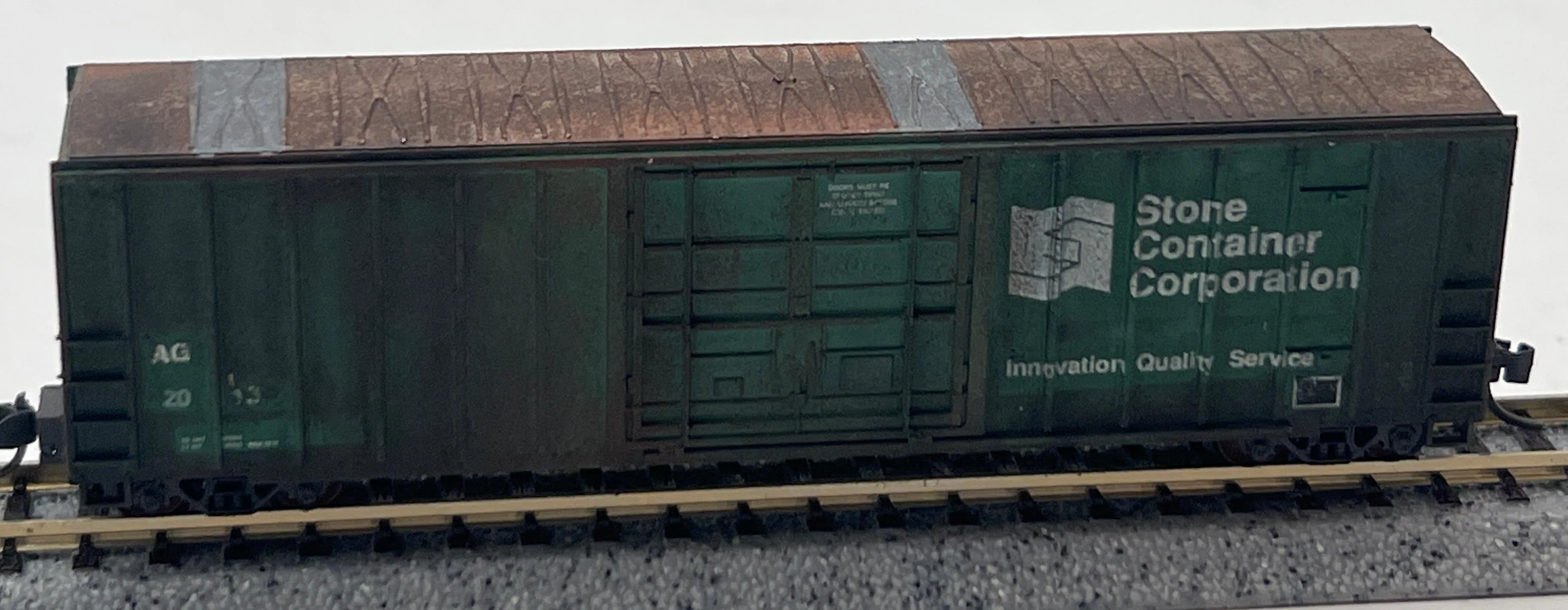 Micro-Trains Line 02500570 Stone COntainer Corp WEATHERED 50' Boxcar w kadee style couplers N SCALE WEATHERED AS IS Like New