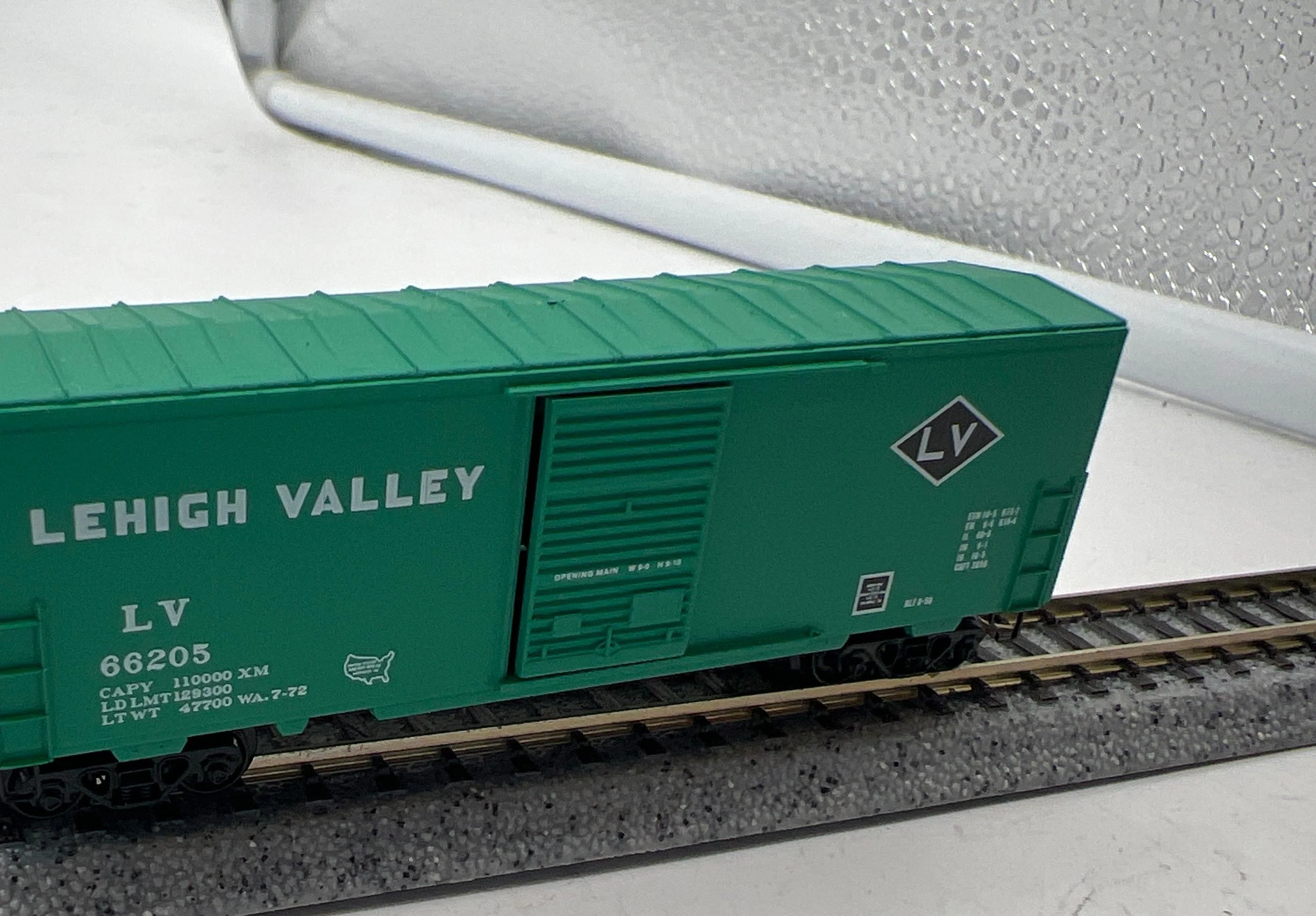Micro-Trains Line   24020 Lehigh Valley 40' Standard Box Car w kadee style couplers  N SCALE Like New