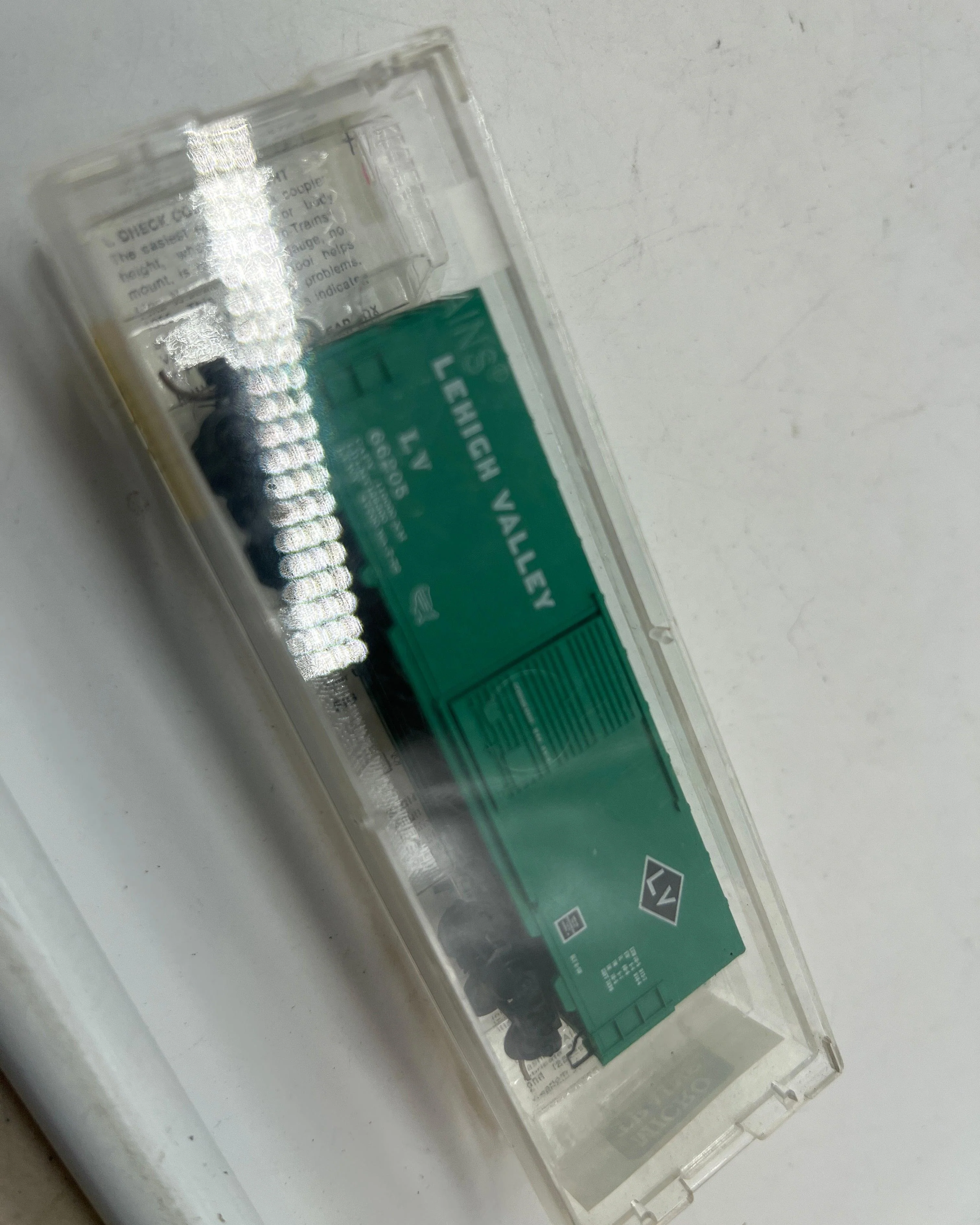 Micro-Trains Line   24020 Lehigh Valley 40' Standard Box Car w kadee style couplers  N SCALE Like New - Image 3