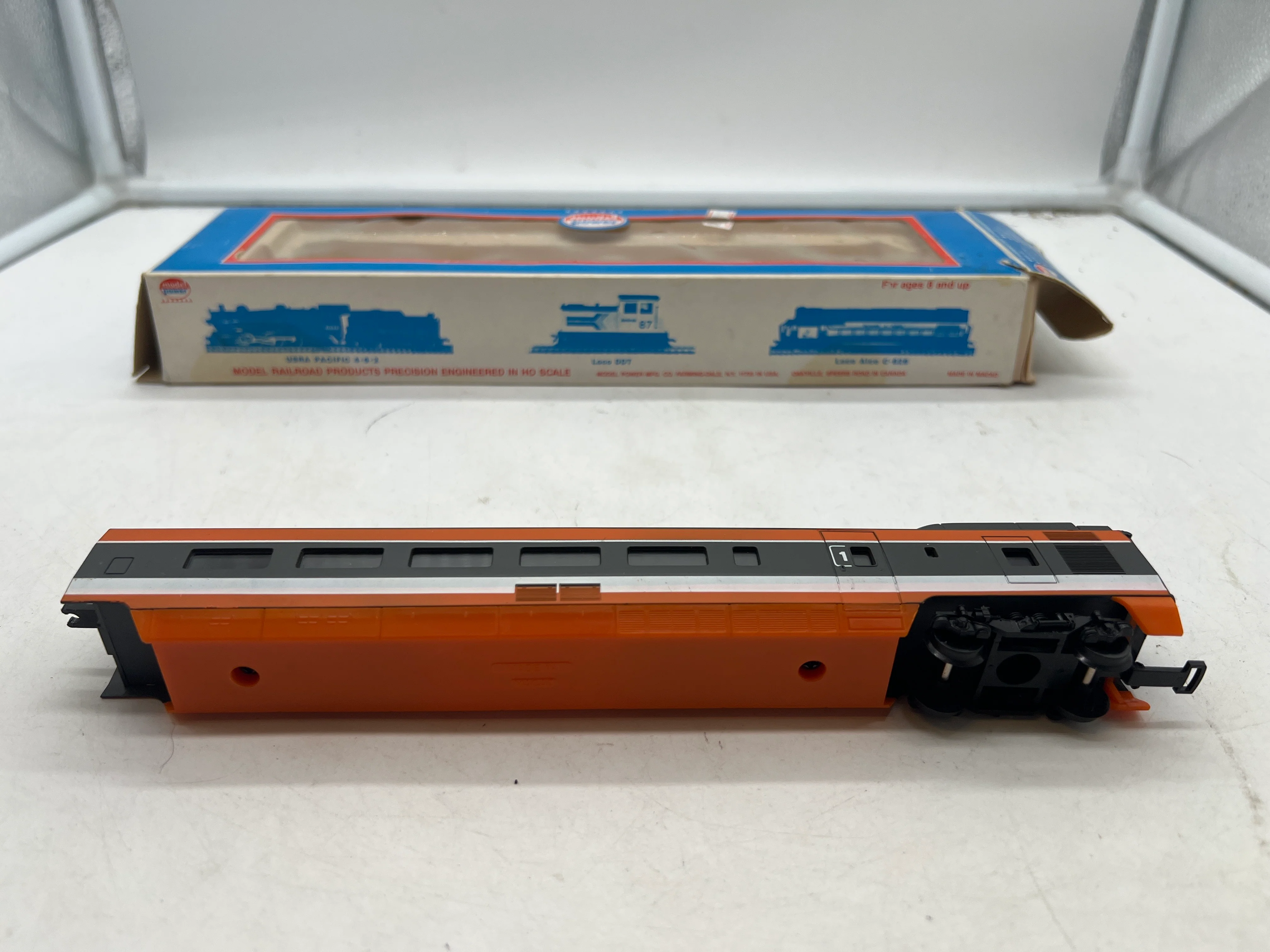 Model Power 1096-B TGV (France) 1st Class Coach Passenger Car HO SCALE Like New - Image 3