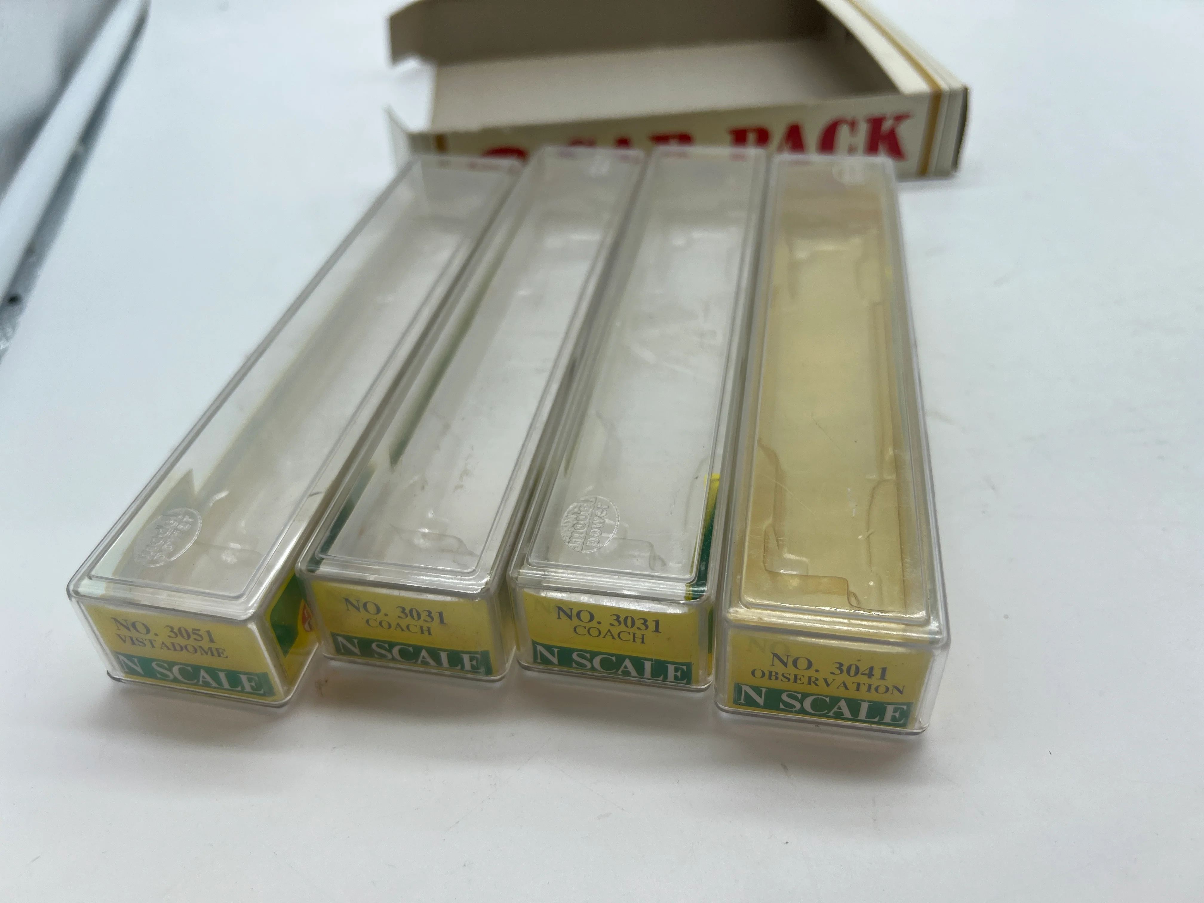 Model Power #3031-4  Union Pacific UP 4-car streamline passenger car set N scale Used Excellent Damaged Box - Image 7