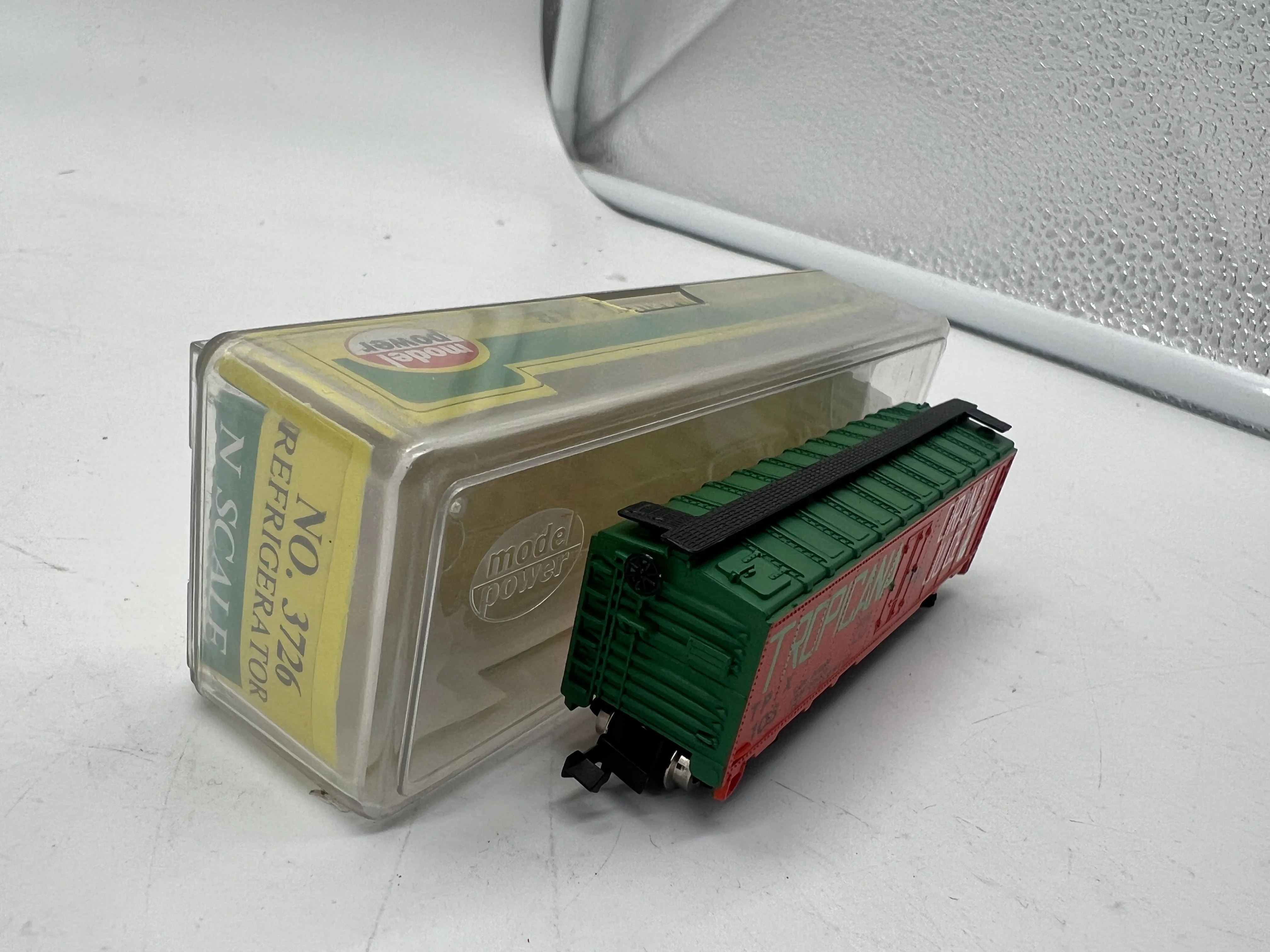 Model Power 3726 - Refrigerator Car, Tropicana Orange Juice N SCALE Like New - Image 2