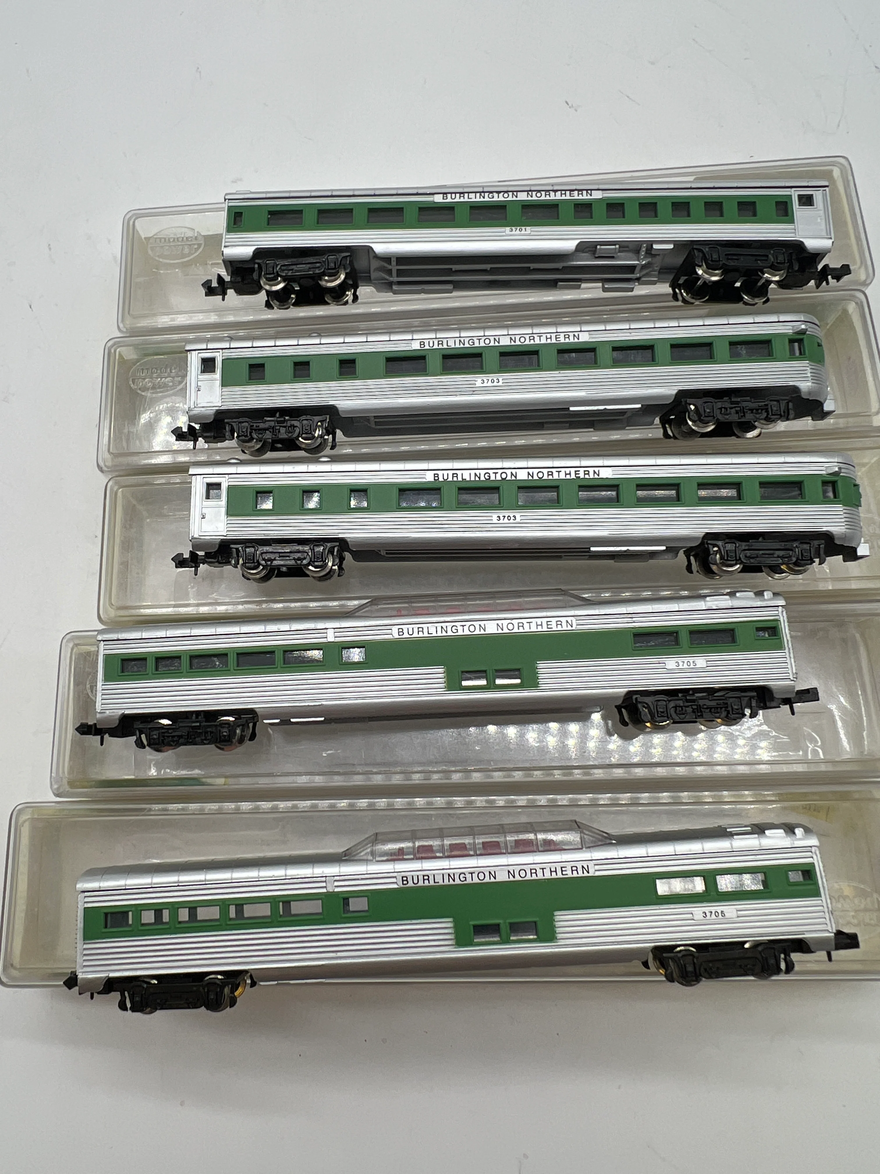Model Power Set of 5 Burlington Northern BN Green/ Silver Passenger cars 3037 ; 3047 x2; 3057 x2 N SCALE Like New