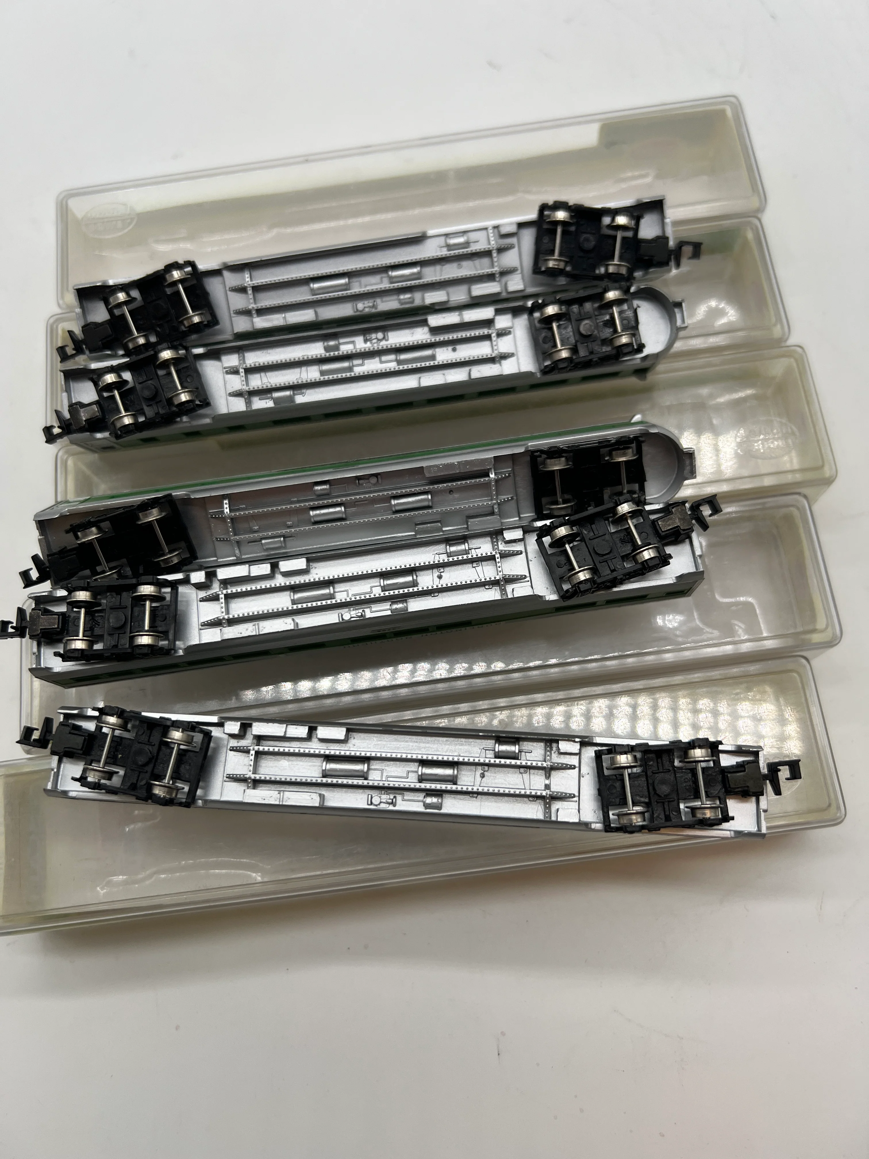 Model Power Set of 5 Burlington Northern BN Green/ Silver Passenger cars 3037 ; 3047 x2; 3057 x2 N SCALE Like New - Image 2