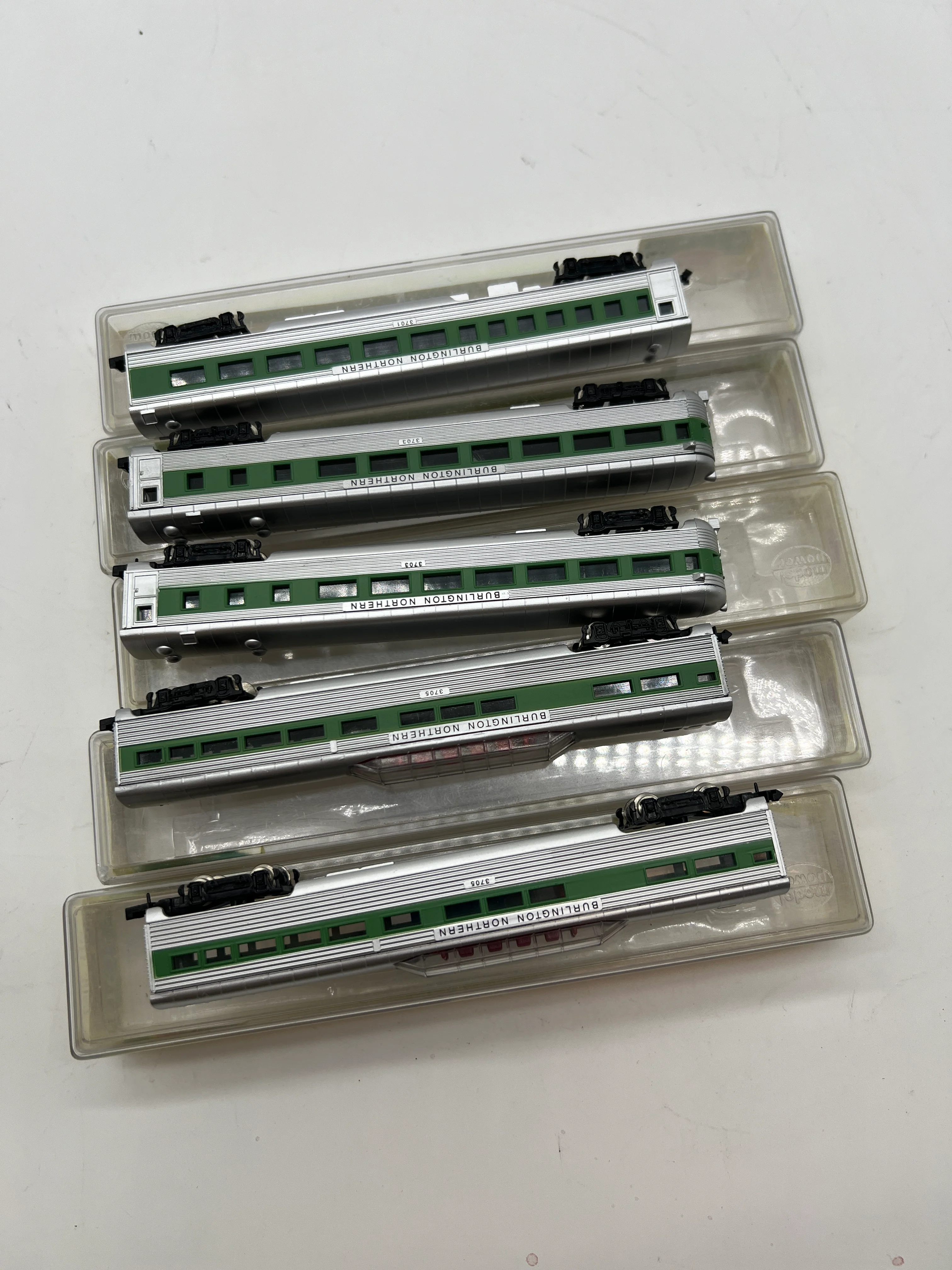 Model Power Set of 5 Burlington Northern BN Green/ Silver Passenger cars 3037 ; 3047 x2; 3057 x2 N SCALE Like New - Image 4