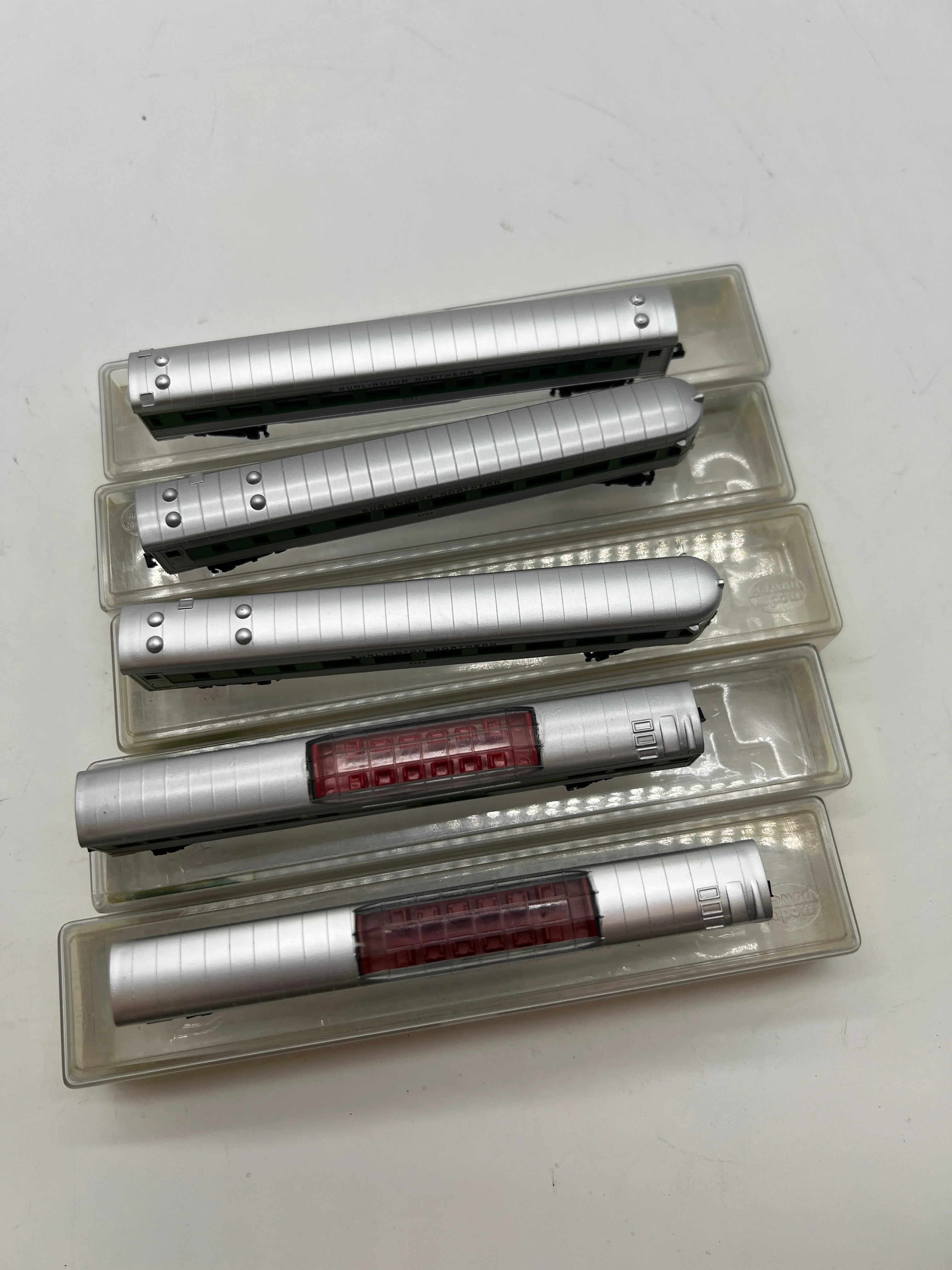Model Power Set of 5 Burlington Northern BN Green/ Silver Passenger cars 3037 ; 3047 x2; 3057 x2 N SCALE Like New - Image 5