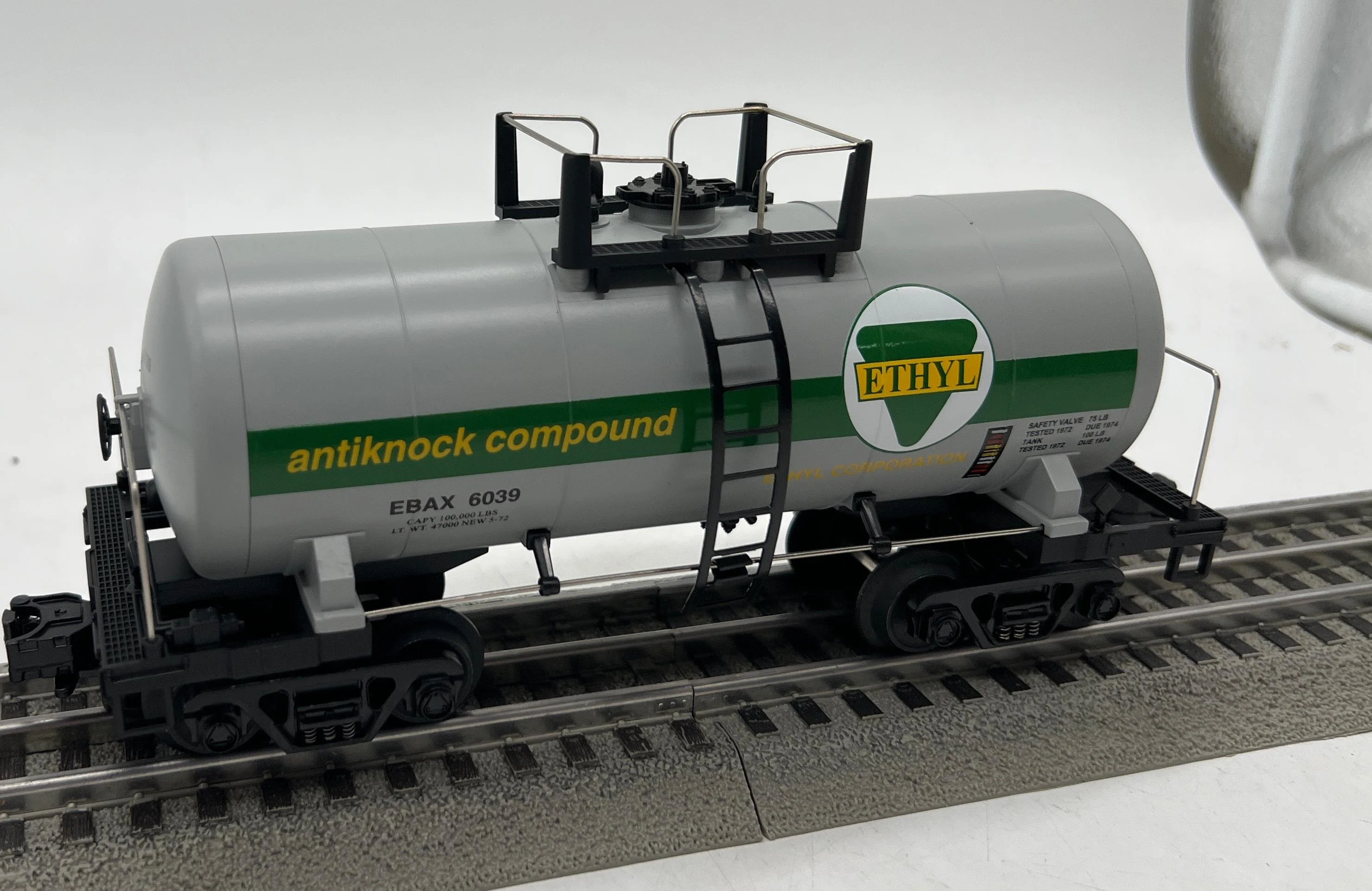 MTH 20-96005 Ethyl Corporation 8000 Gallon Tank Car #6039 O SCALE NEW - Image 2
