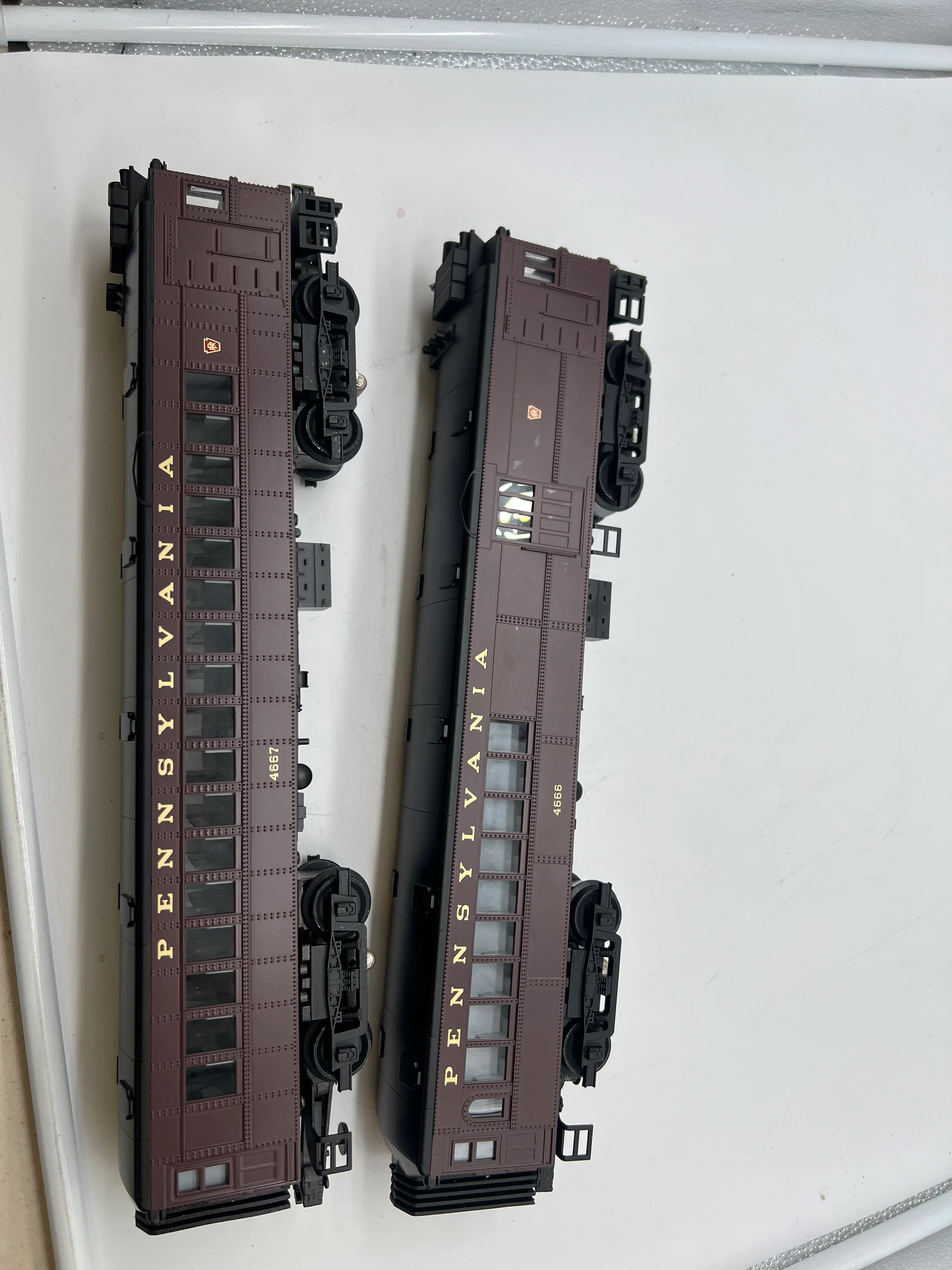 MTH 30-2158-1, 30-2158-3 Pennsylvania Doodlebug Diesel Engine - Cab No. 4666 With Protosound and Non-Pwd Diesel Engine (Set of 2) O Scale Used as is —Roof Crack on NonPwd unit  Damaged Box - Image 7