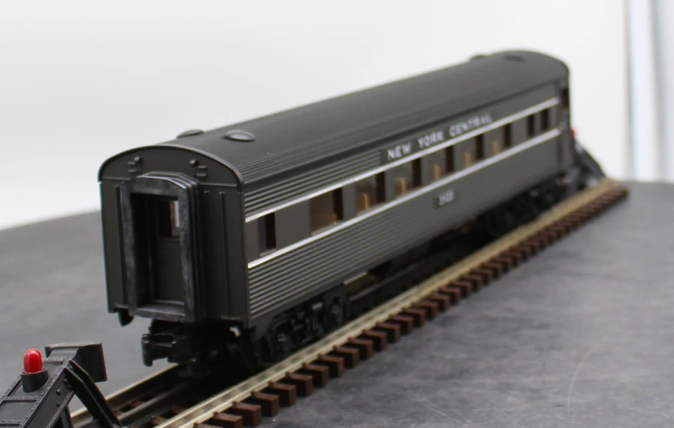 MTH 30-6110C O-27 NYC-Lighting Stripe Streamlined Coach Car O SCALE Used Excellent - Image 10