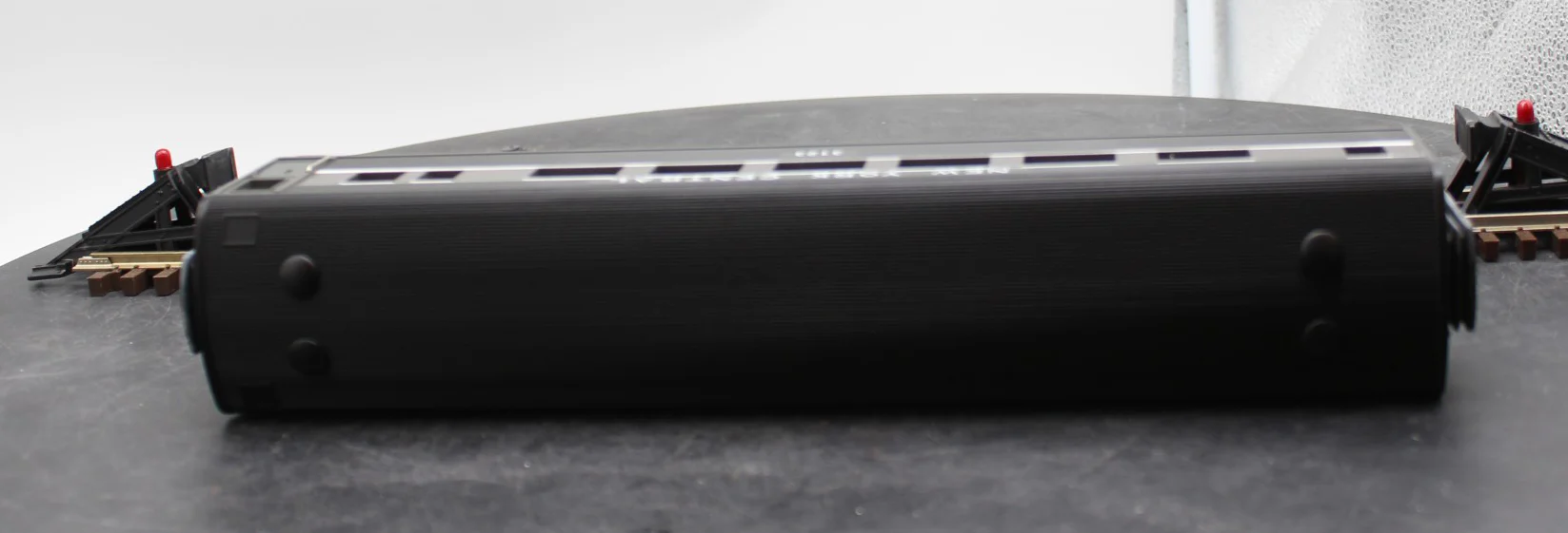 MTH 30-6110C O-27 NYC-Lighting Stripe Streamlined Coach Car O SCALE Used Excellent - Image 2