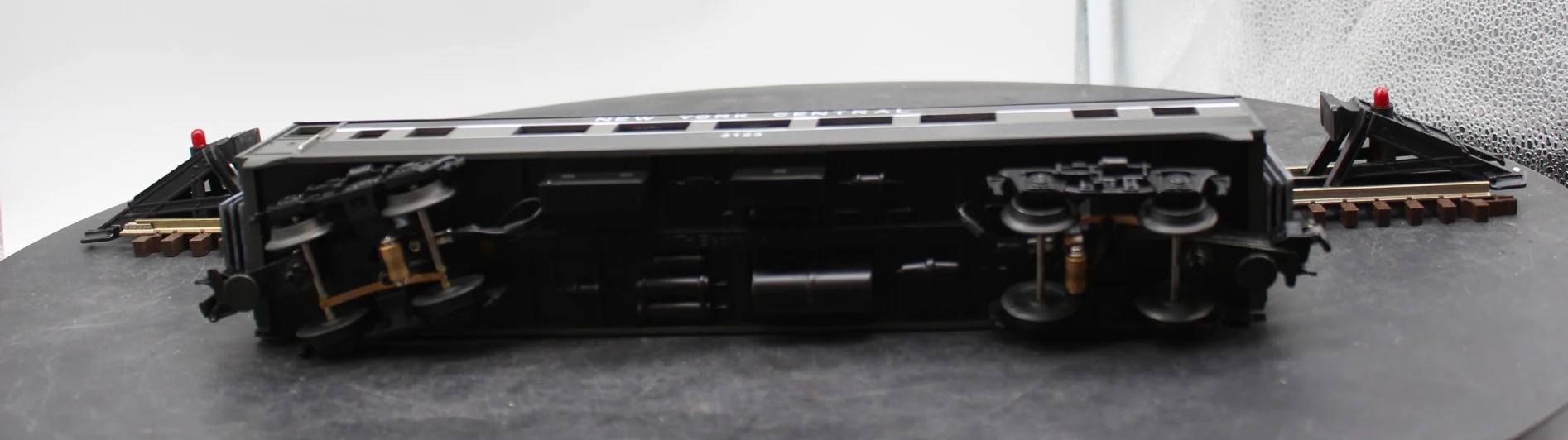 MTH 30-6110C O-27 NYC-Lighting Stripe Streamlined Coach Car O SCALE Used Excellent - Image 5