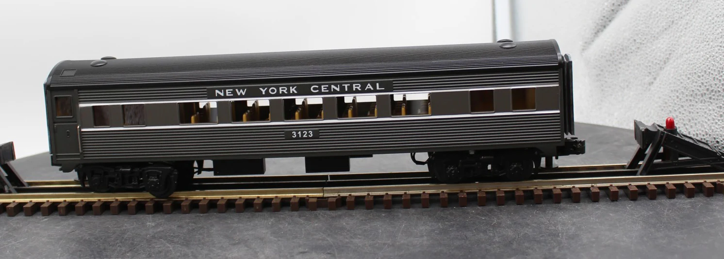 MTH 30-6110C O-27 NYC-Lighting Stripe Streamlined Coach Car O SCALE Used Excellent - Image 6