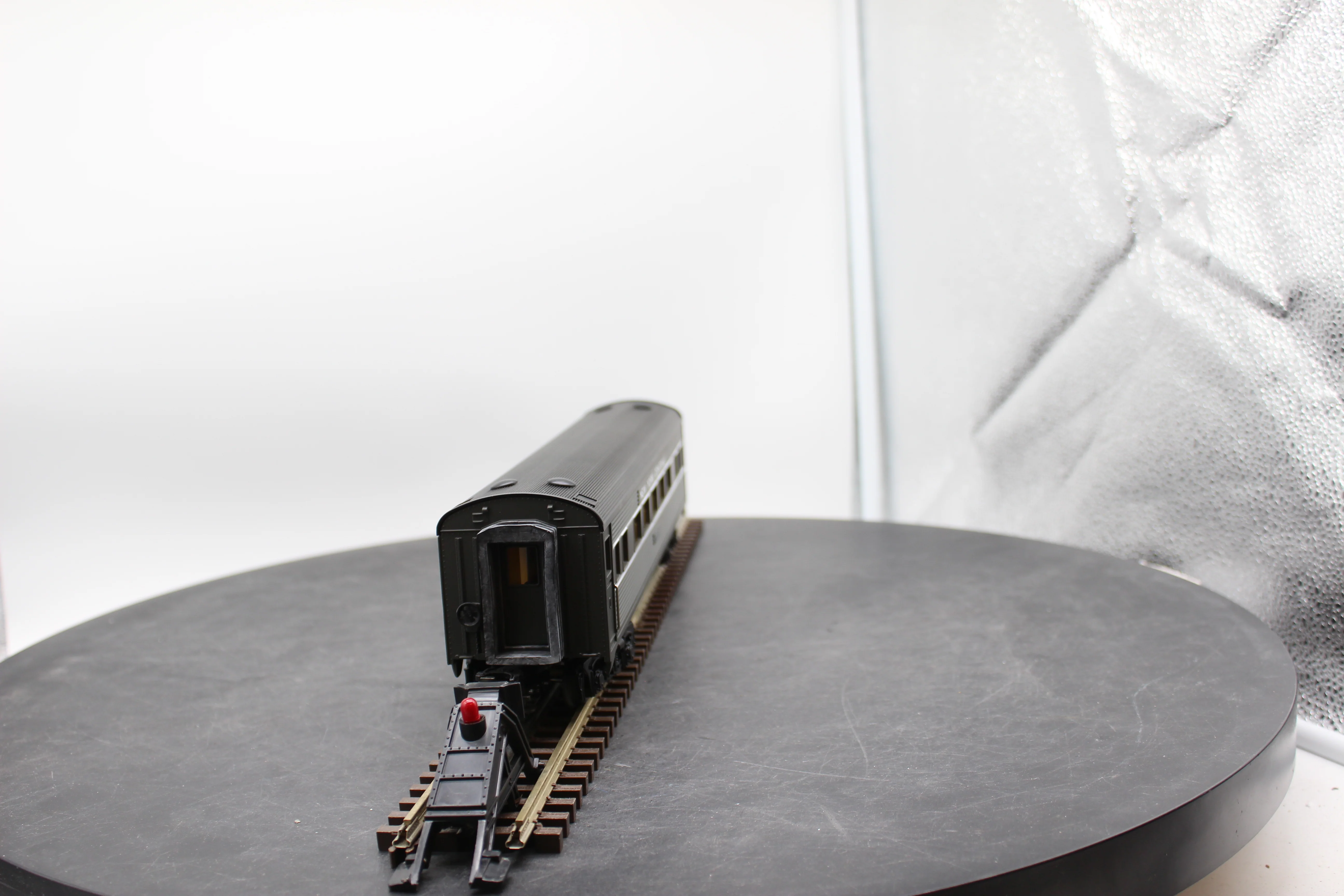 MTH 30-6110C O-27 NYC-Lighting Stripe Streamlined Coach Car O SCALE Used Excellent - Image 7