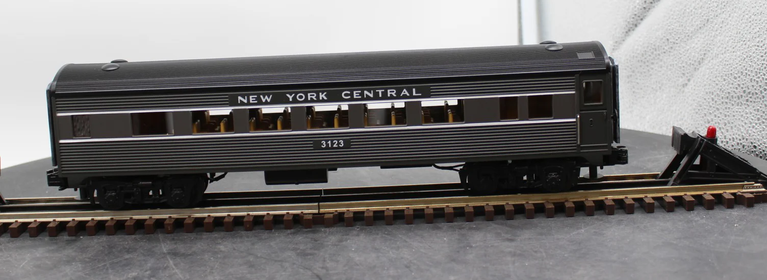 MTH 30-6110C O-27 NYC-Lighting Stripe Streamlined Coach Car O SCALE Used Excellent - Image 9