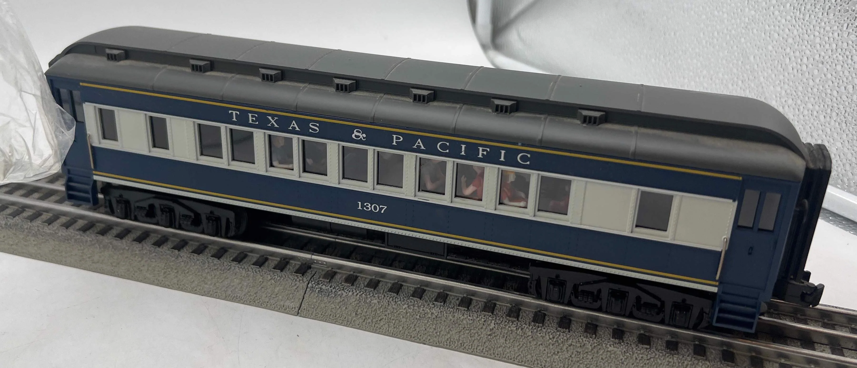 MTH 30-6221 TEXAS & PACIFIC O-27 Madison Coach Car RailKing O Scale Used Excellent - Image 2