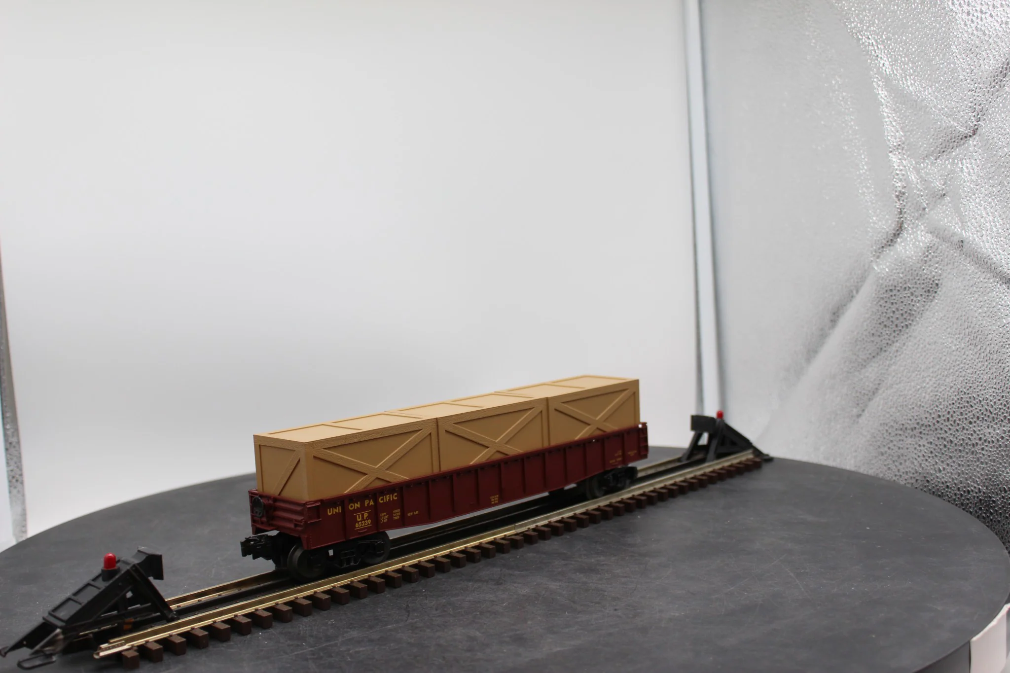 MTH 30-7208 Union Pacific Semi-Scale Gondola & 3 Crates O SCALE Like New - Image 6