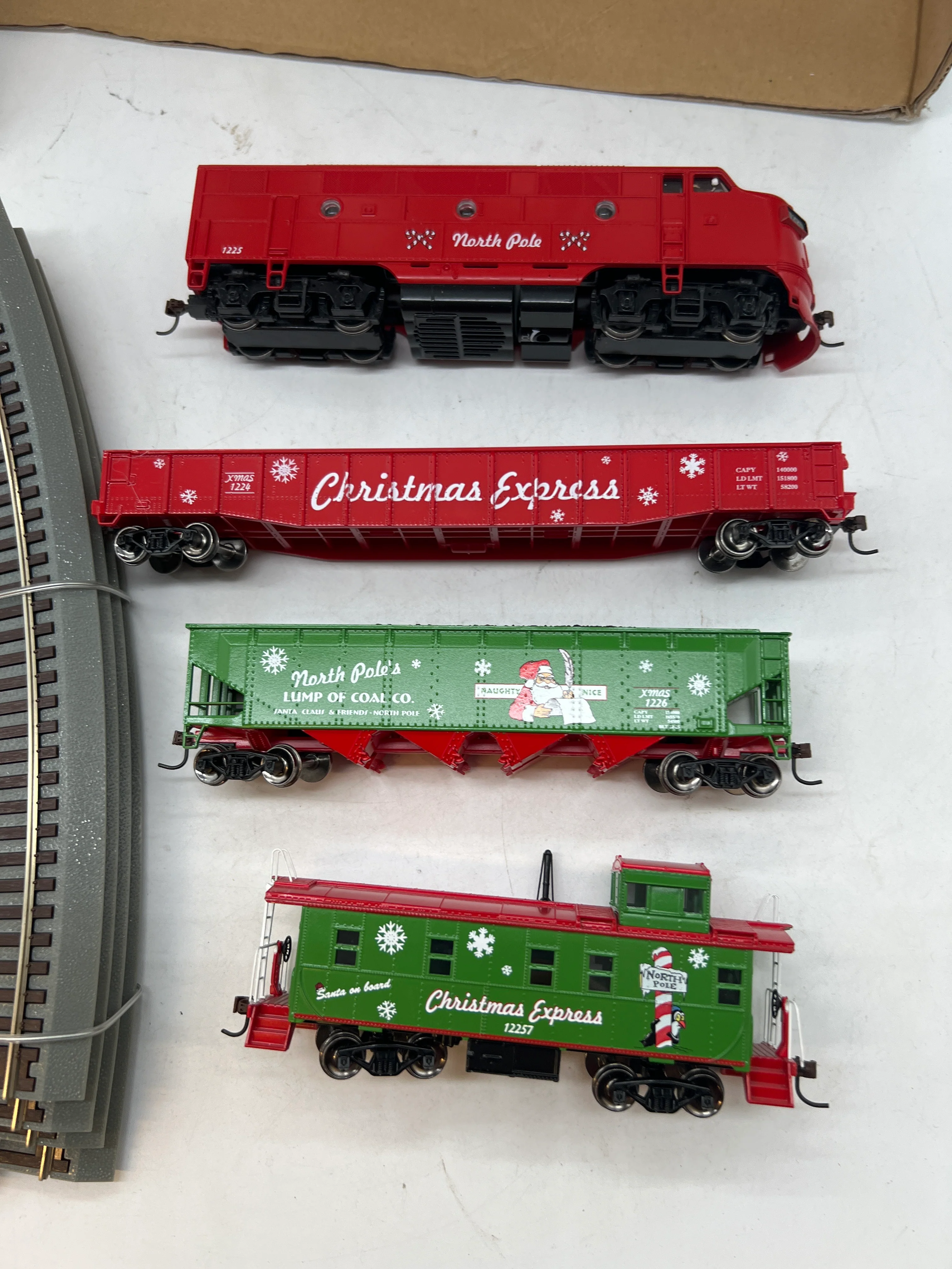 MTH 81-4006-0 Christmas  F-3 Diesel R-T-R Deluxe Freight Train Set DCC READY HO Scale Like New - Image 3