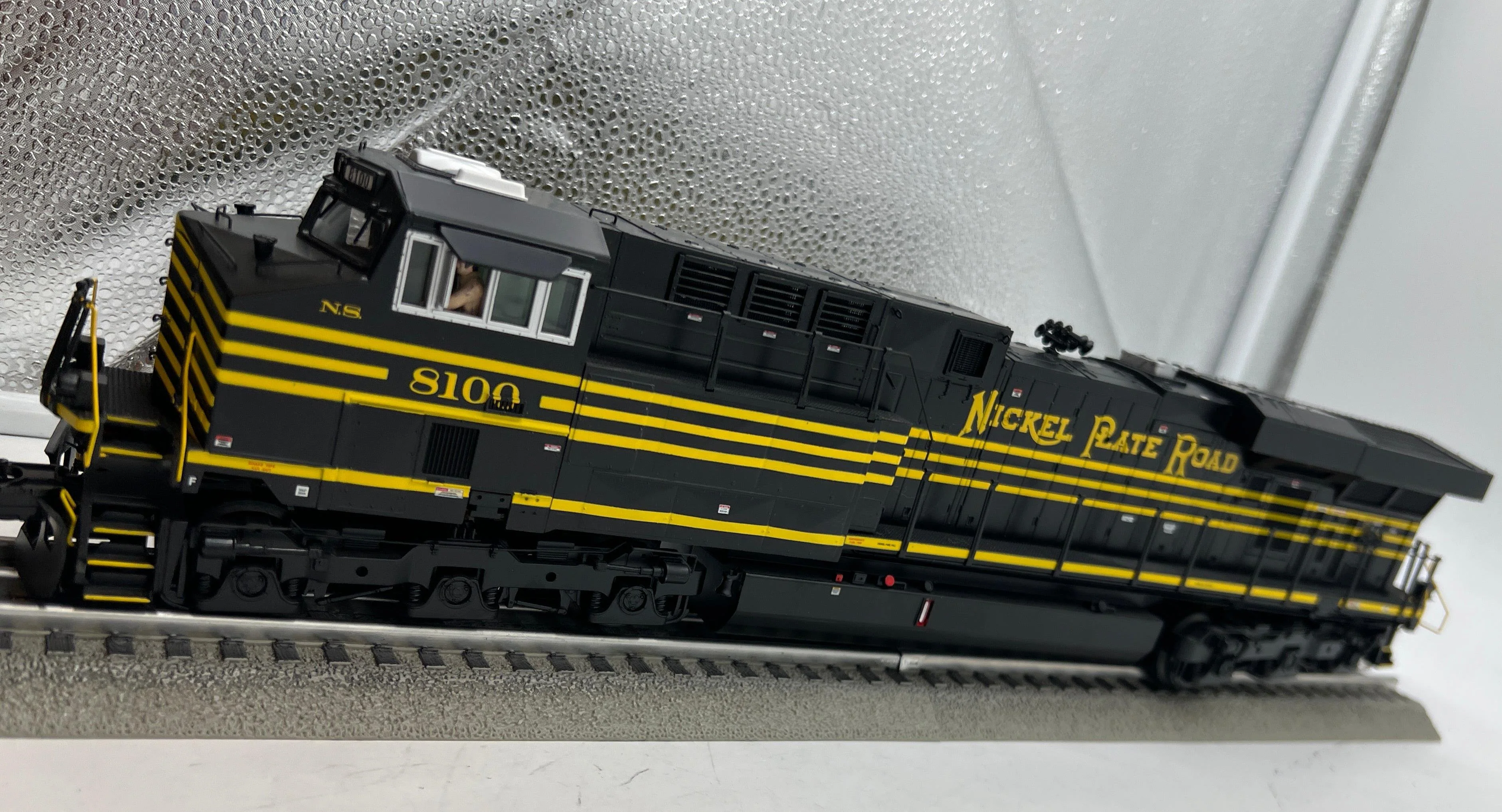 MTH Premier 20-20262-1 Nickel Plate Road ES44AC Diesel Lotomotive w/Proto-Sound 3.0 (Hi-Rail Wheels) NS Heritage O SCALE Like New - Image 5
