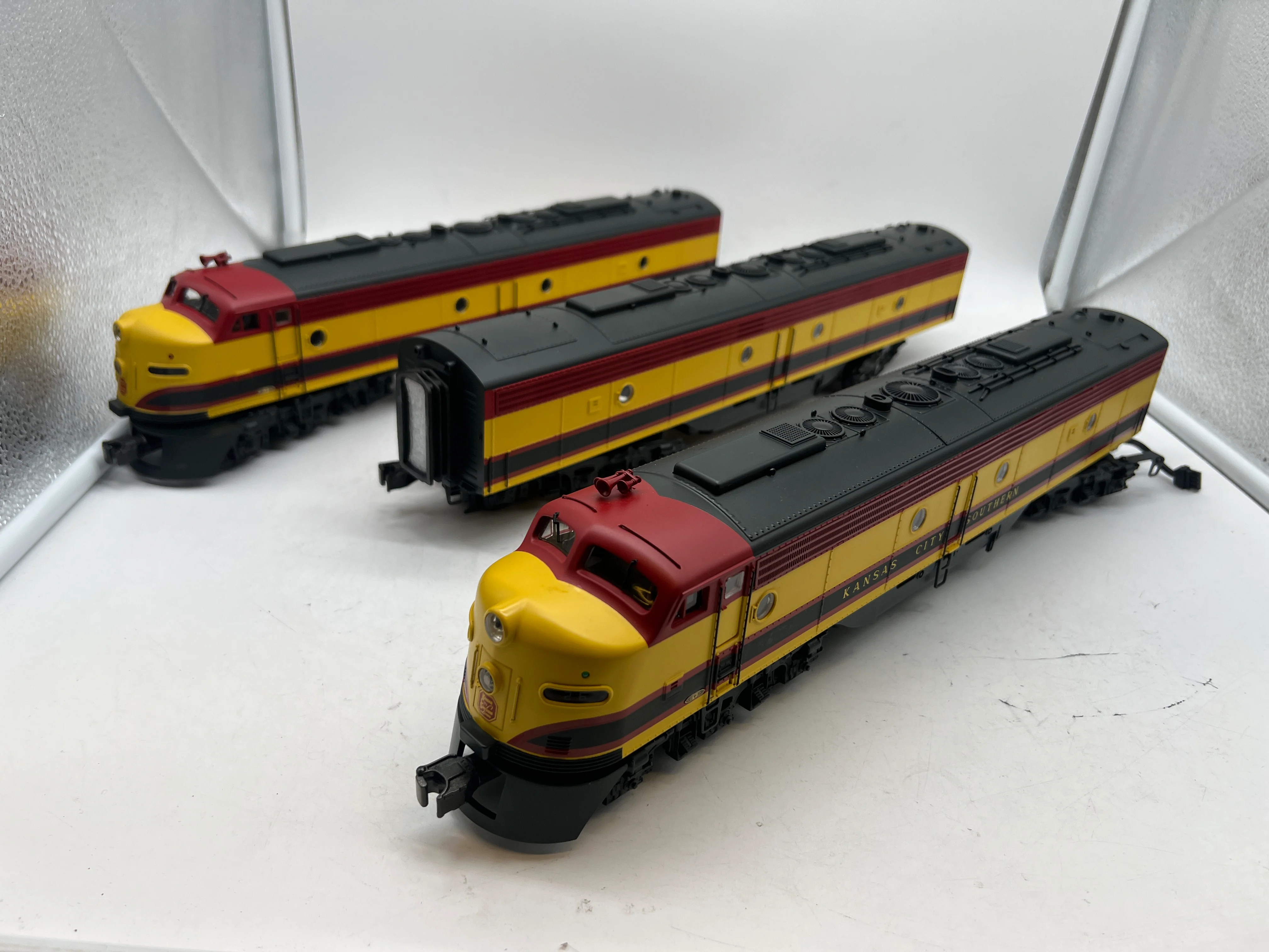 MTH Premier 20-2207-1 Kansas City Southern E-8 ABA Diesel Engine Set - KCS. Cab 26 & 28 With ProtoSound, BCR. O SCALE Like New - Image 2