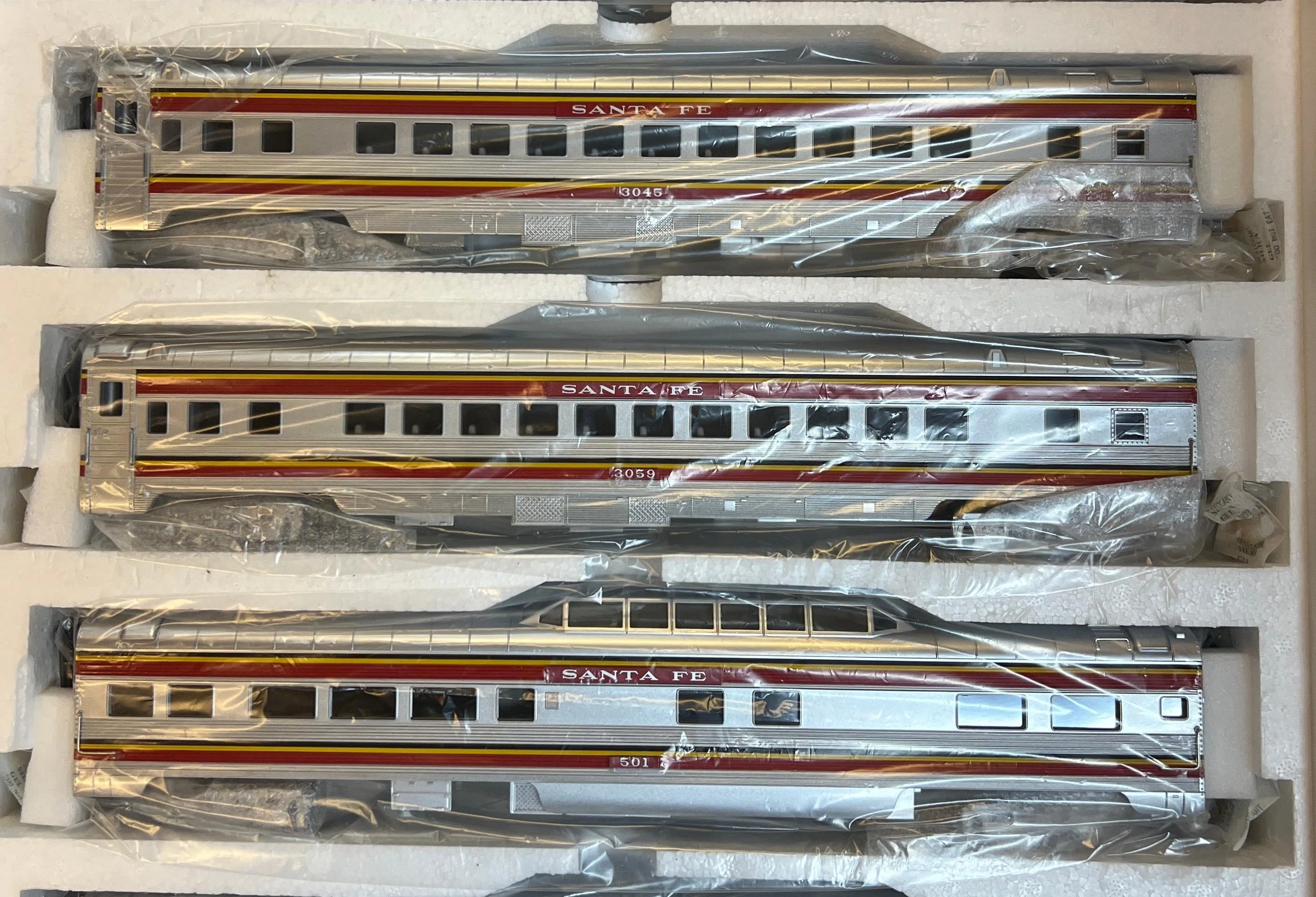 MTH Premier 20-6570 Santa Fe 5-Car 70' Streamlined Passenger Set Ribbed Sided O SCALE Like New - Image 3